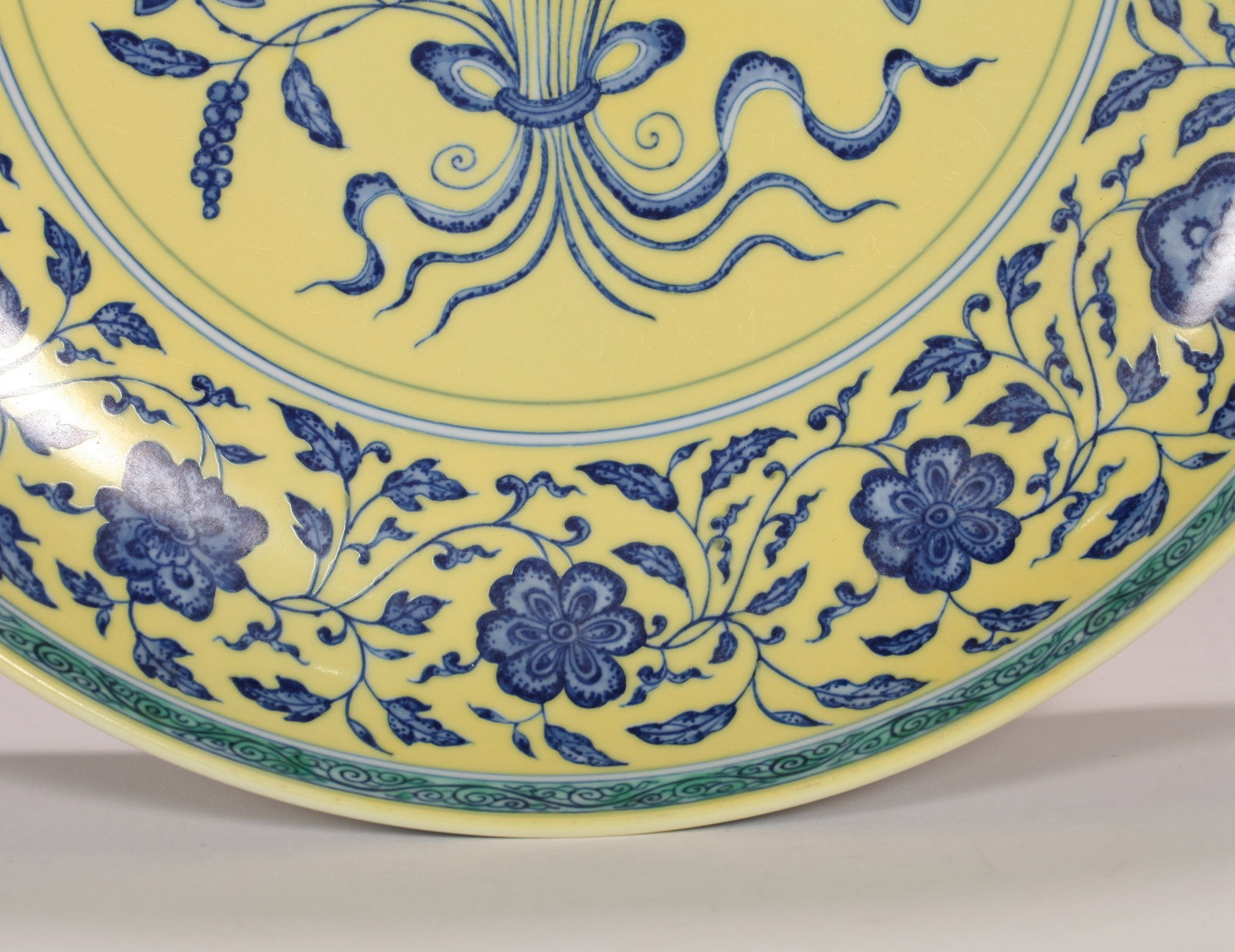 A YELLOW-GROUND BLUE AND WHITE DISH - 3