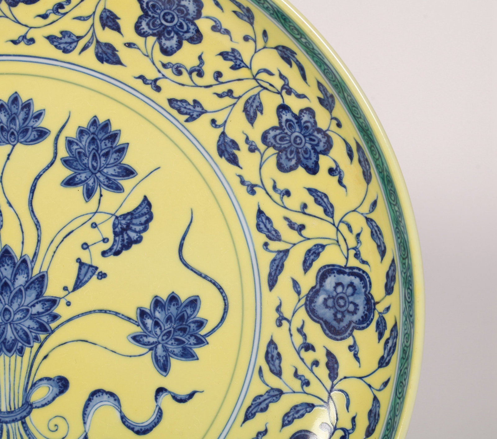 A YELLOW-GROUND BLUE AND WHITE DISH - 4