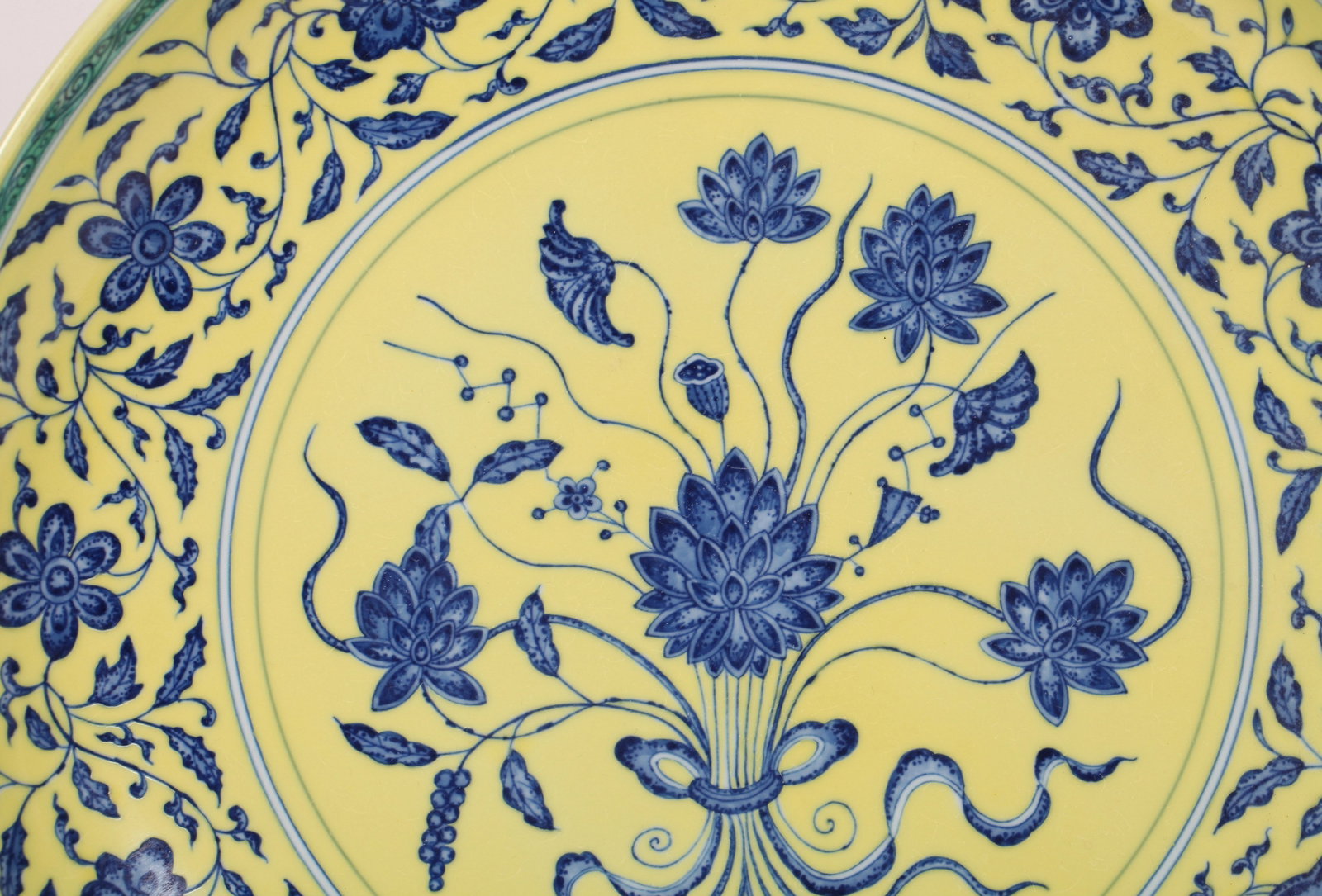 A YELLOW-GROUND BLUE AND WHITE DISH - 5