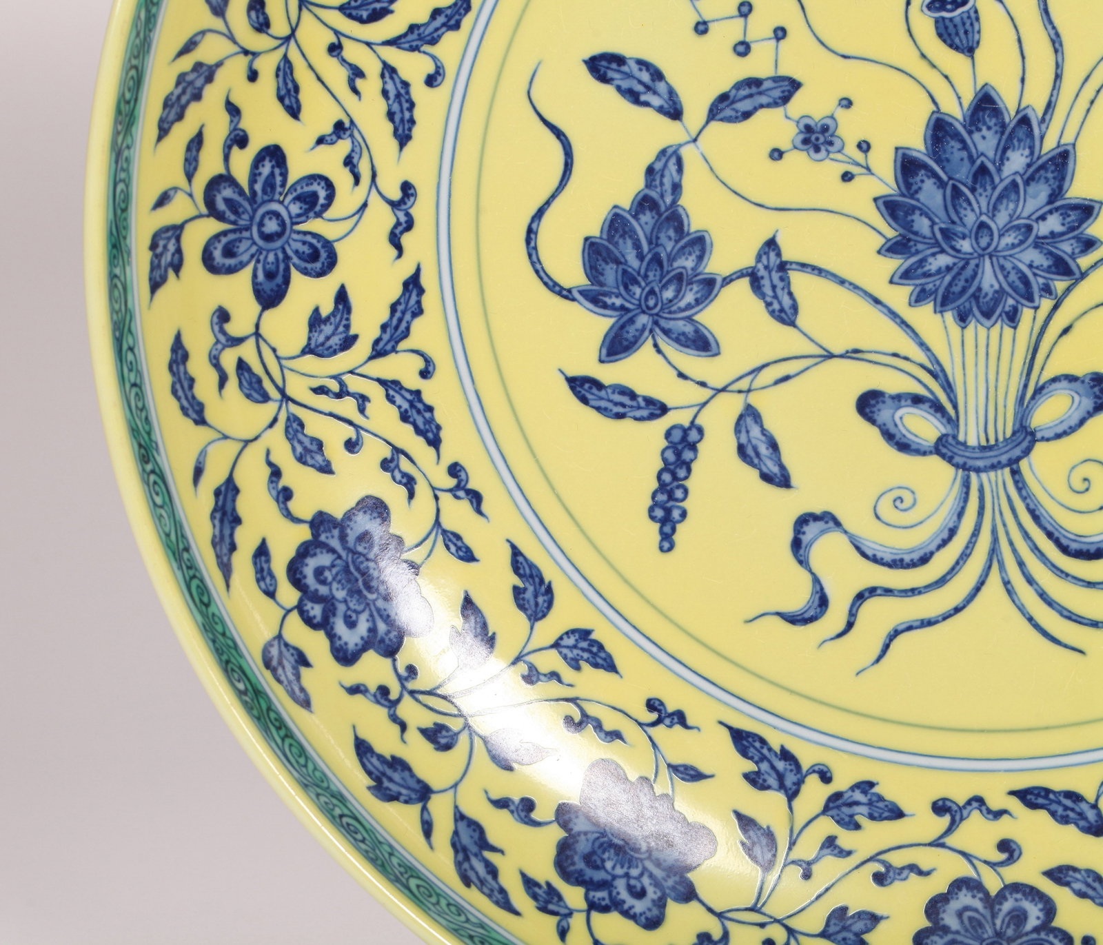 A YELLOW-GROUND BLUE AND WHITE DISH - 6