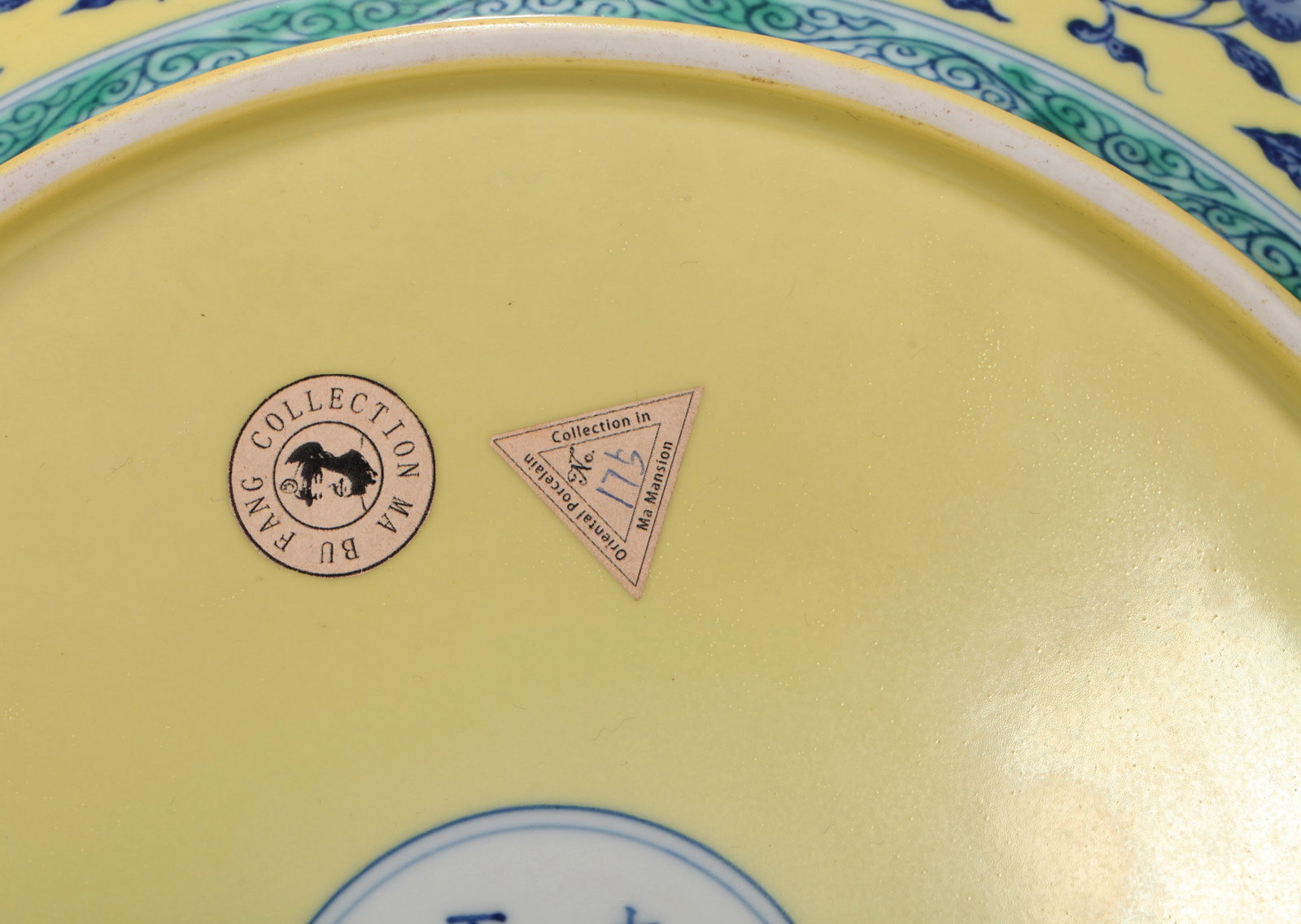 A YELLOW-GROUND BLUE AND WHITE DISH - 8