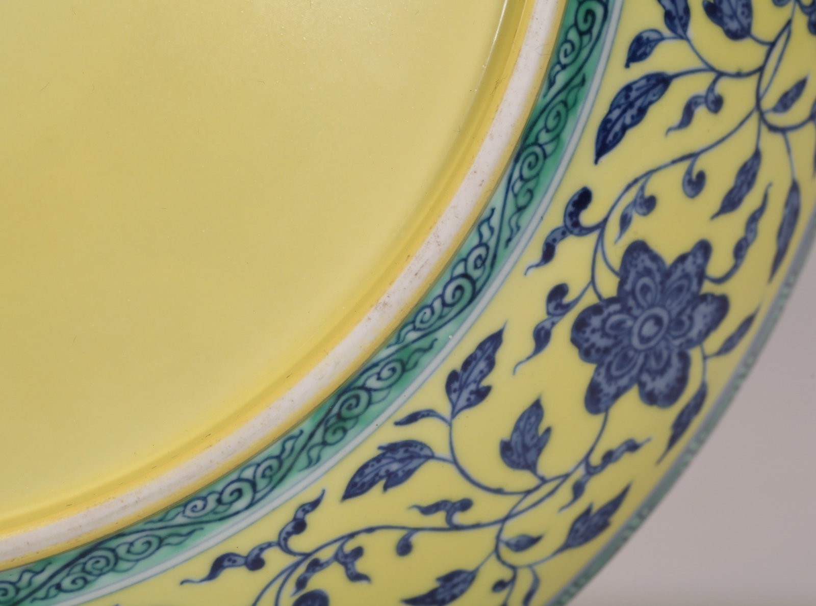 A YELLOW-GROUND BLUE AND WHITE DISH - 9