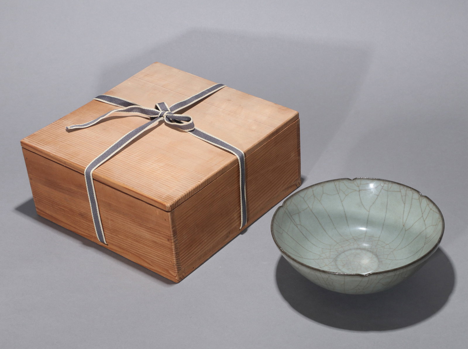 A GUAN-TYPE FOLIATE BOWL - 2