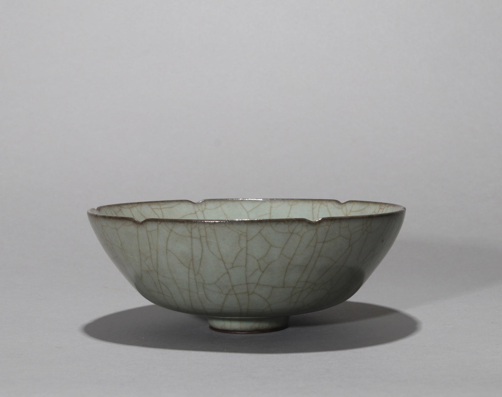 A GUAN-TYPE FOLIATE BOWL - 4