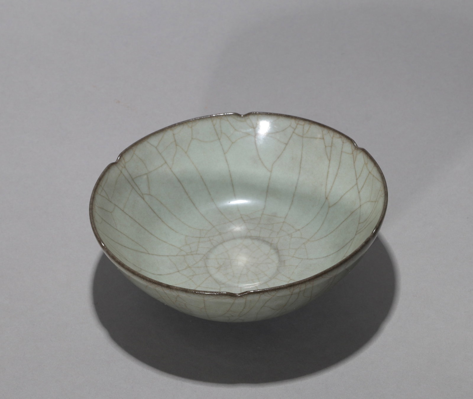 A GUAN-TYPE FOLIATE BOWL - 5