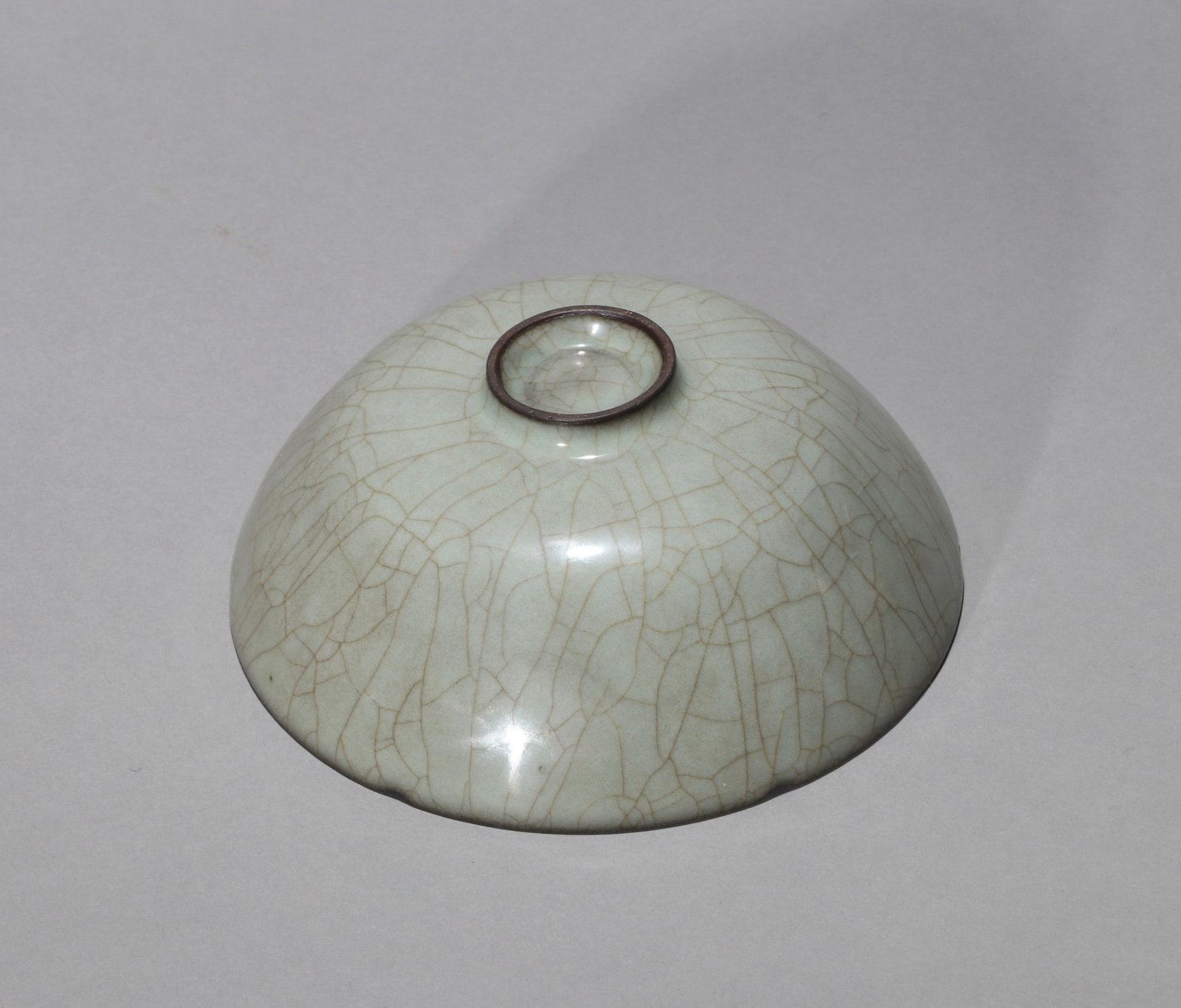 A GUAN-TYPE FOLIATE BOWL - 6