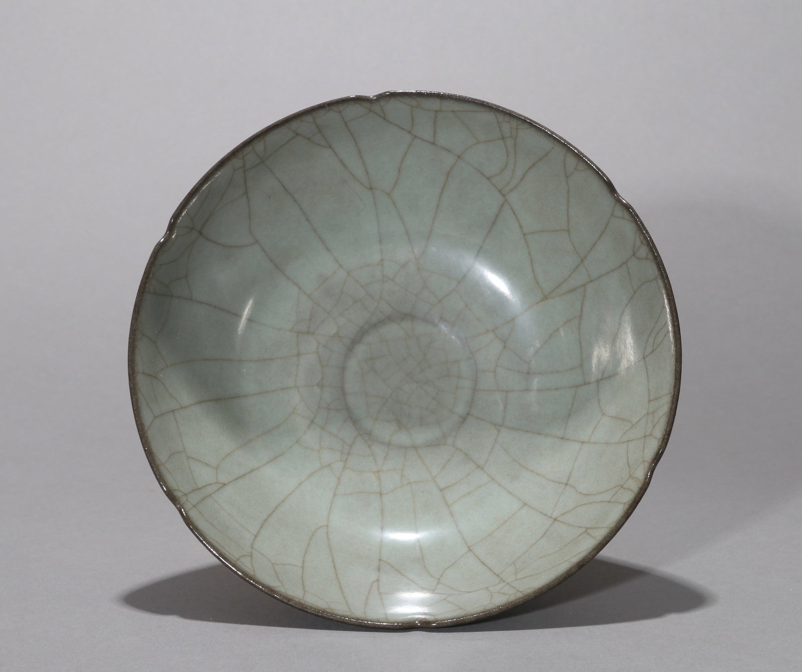 A GUAN-TYPE FOLIATE BOWL - 9