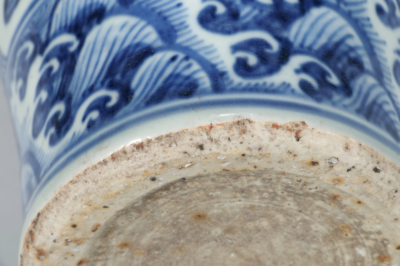 A BLUE AND WHITE MEIPING VASE - 11