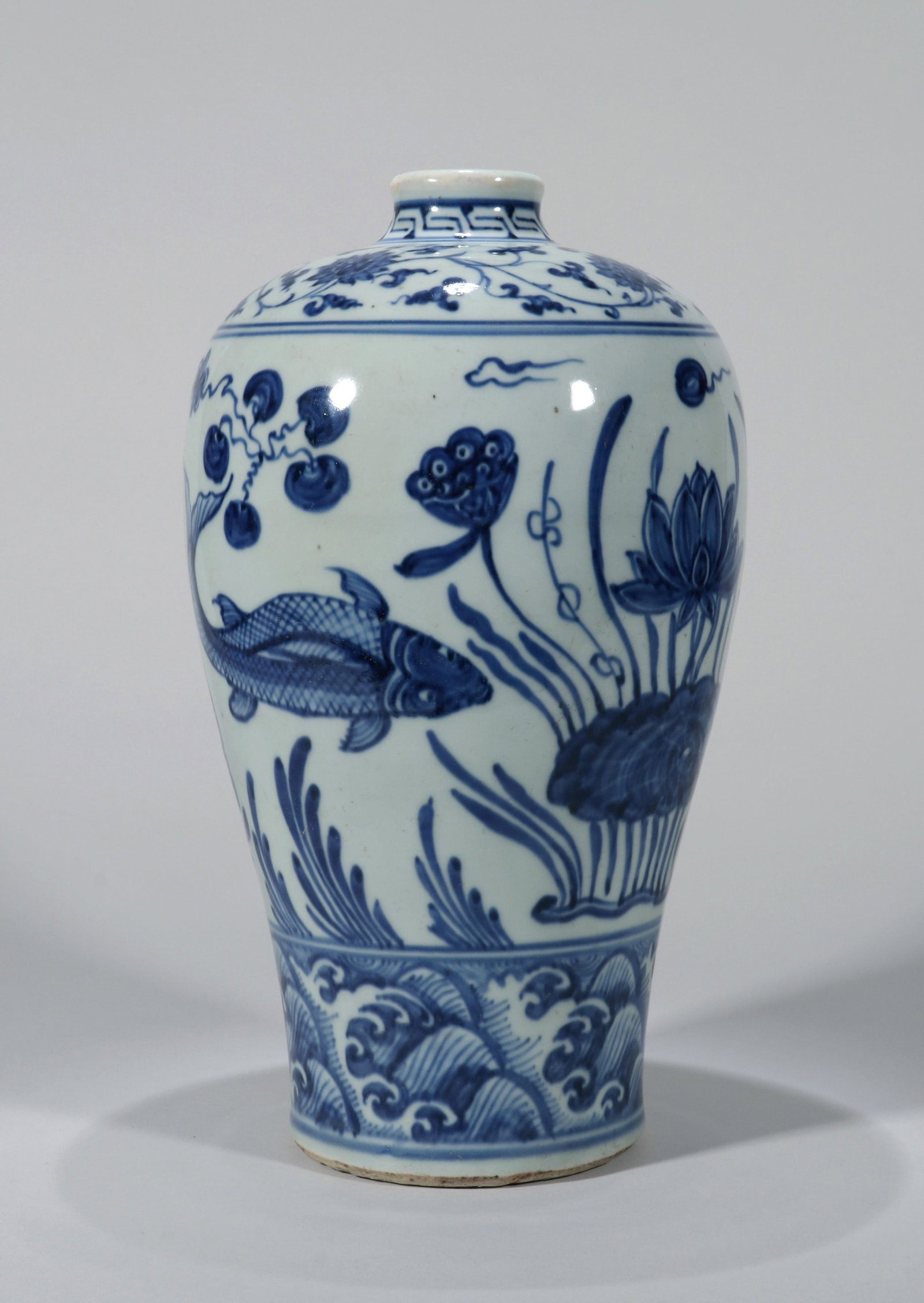 A BLUE AND WHITE MEIPING VASE - 2