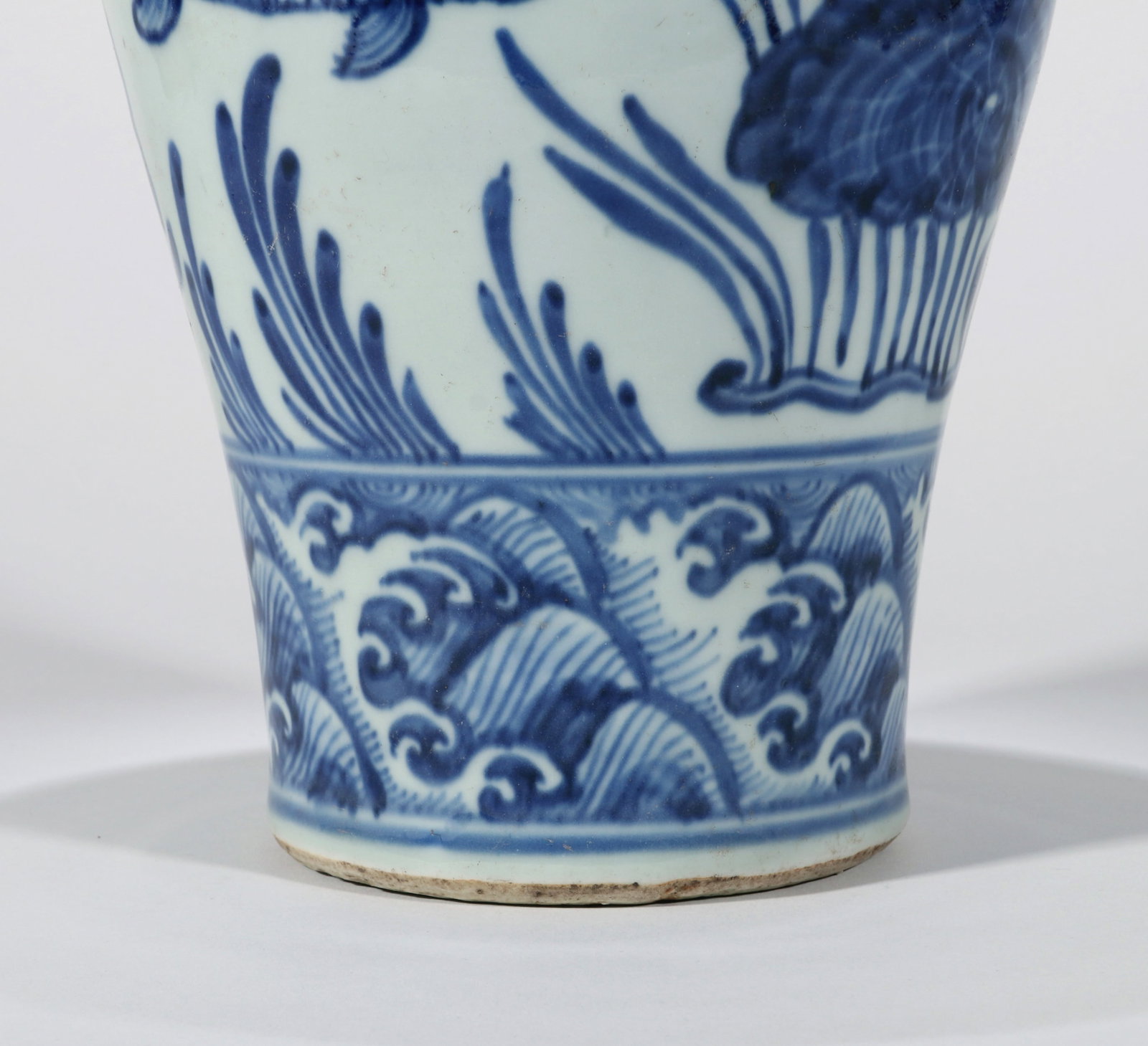 A BLUE AND WHITE MEIPING VASE - 3