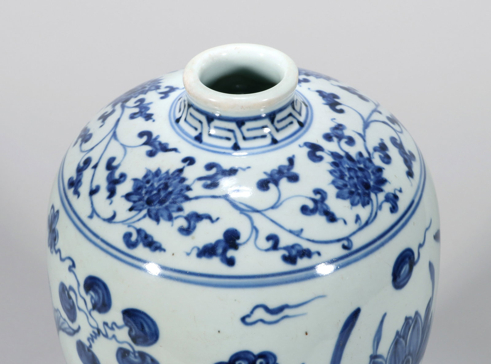A BLUE AND WHITE MEIPING VASE - 4