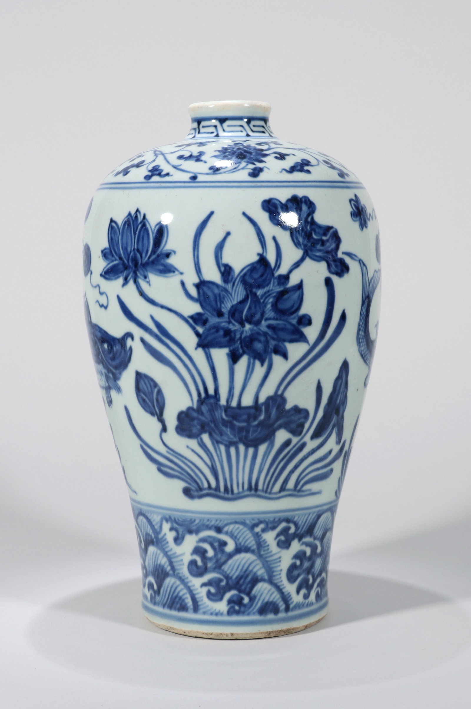A BLUE AND WHITE MEIPING VASE - 5