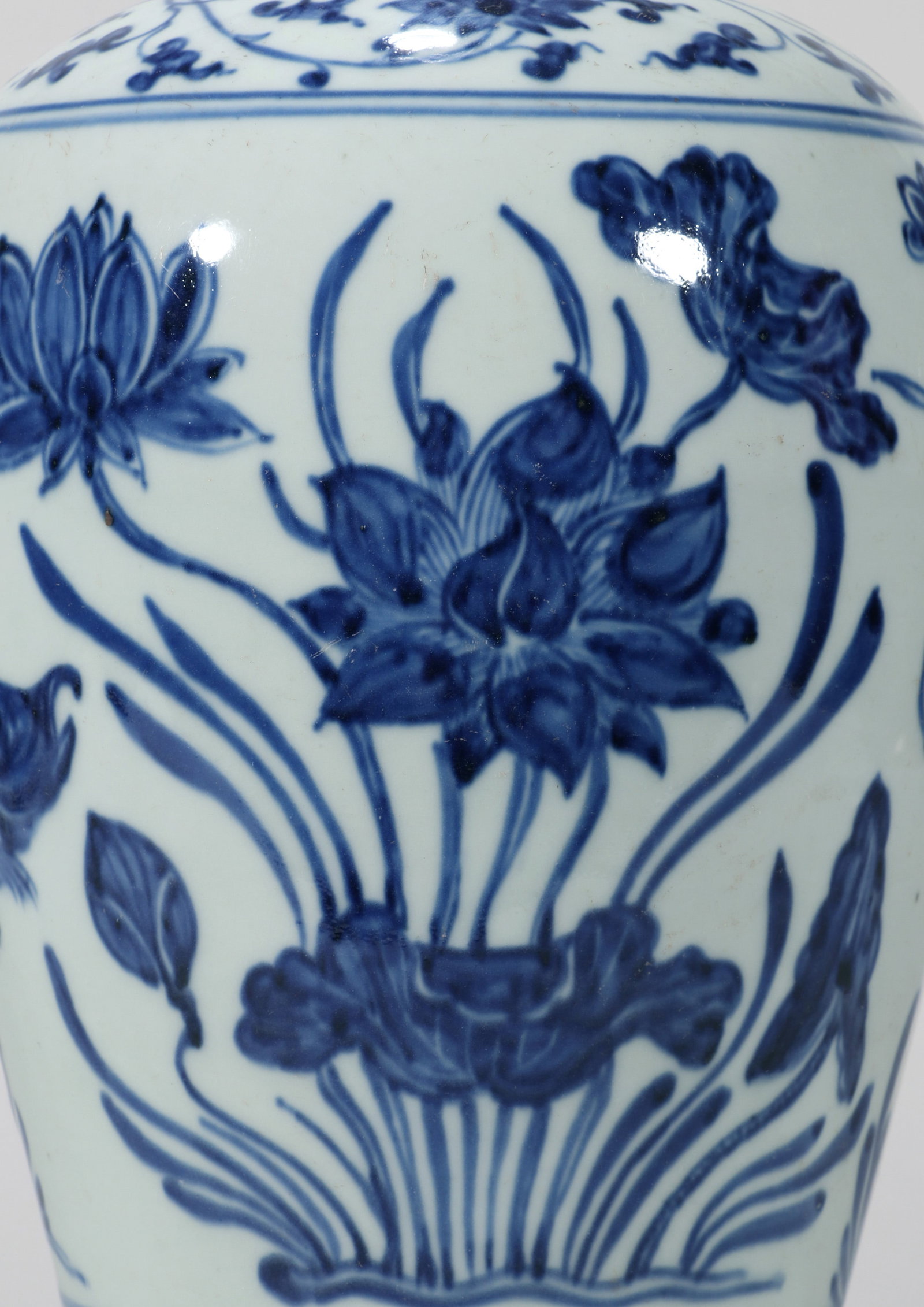 A BLUE AND WHITE MEIPING VASE - 6