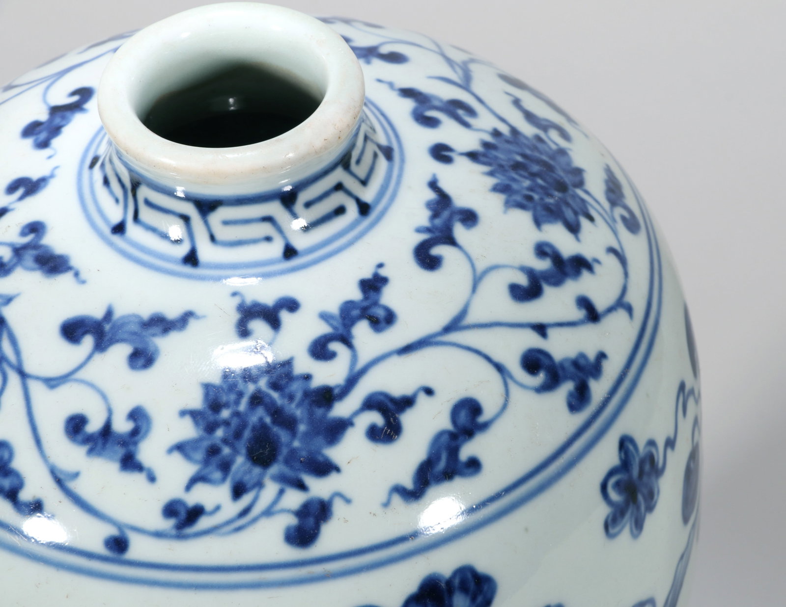 A BLUE AND WHITE MEIPING VASE - 7