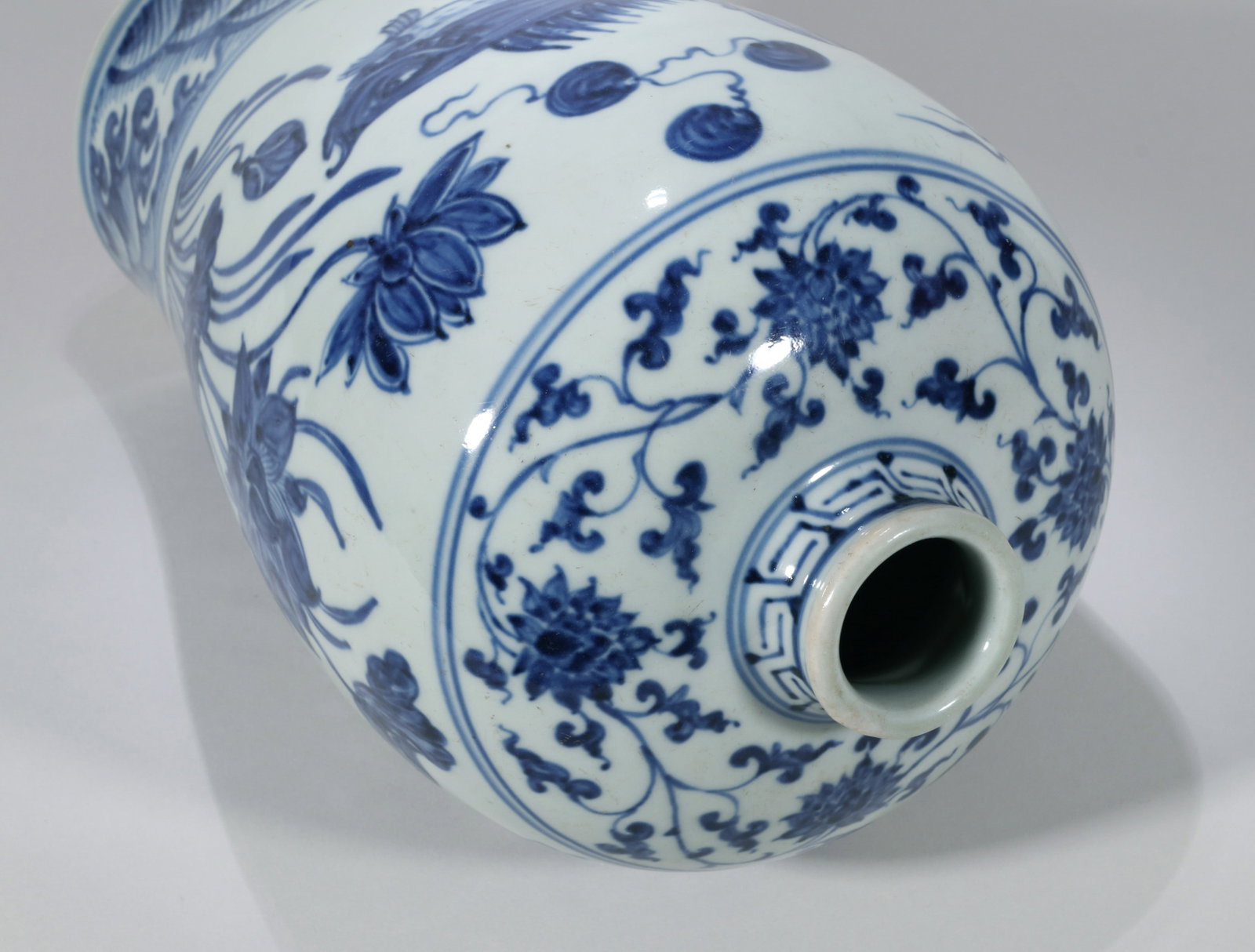 A BLUE AND WHITE MEIPING VASE - 8