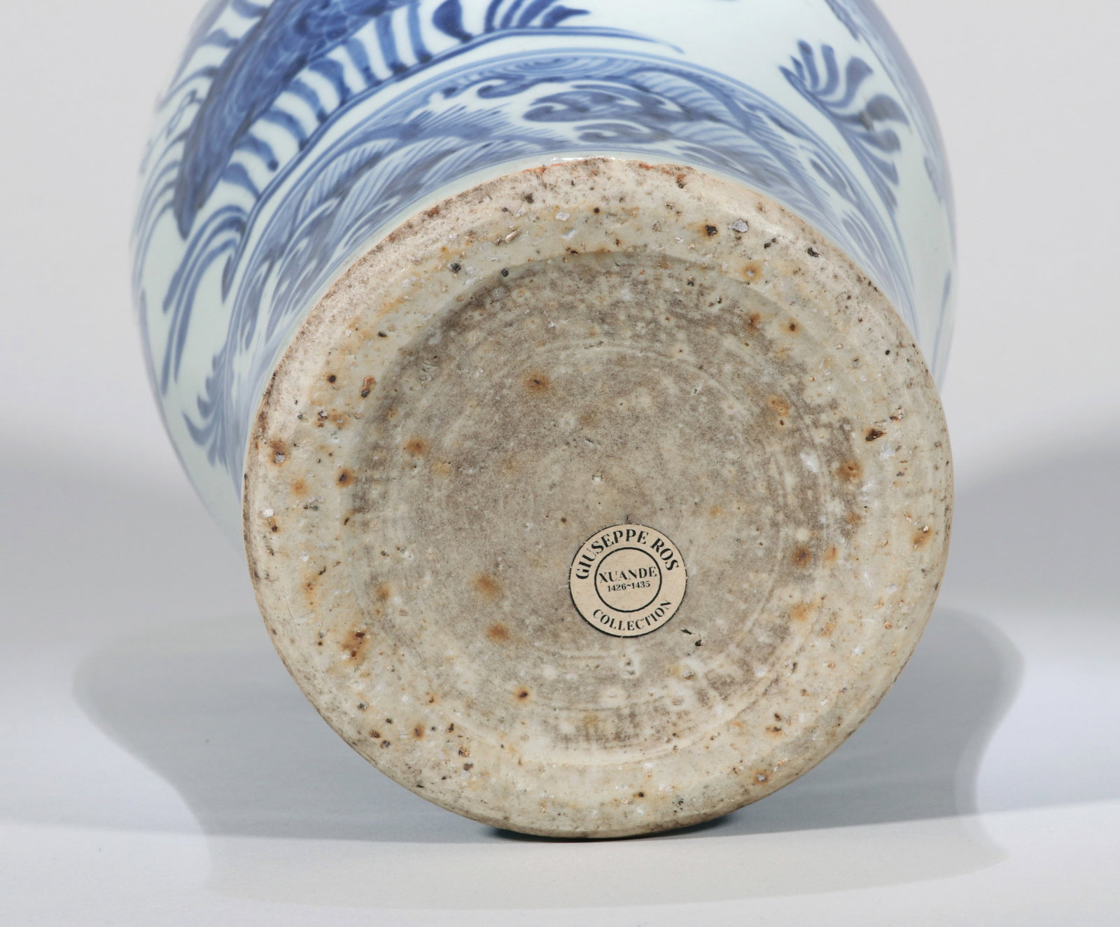 A BLUE AND WHITE MEIPING VASE - 9