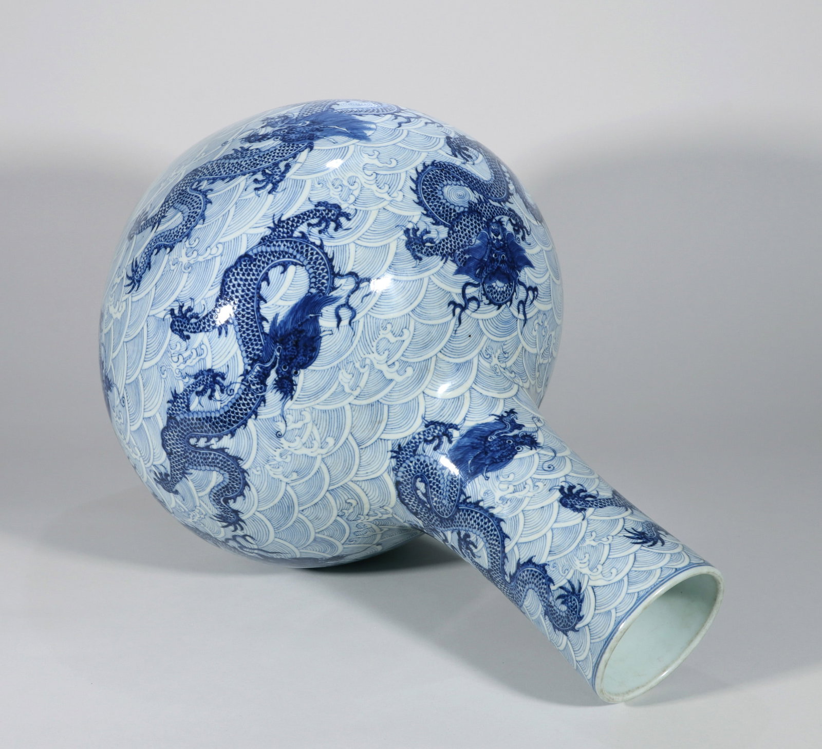 A BLUE AND WHITE VASE - 10