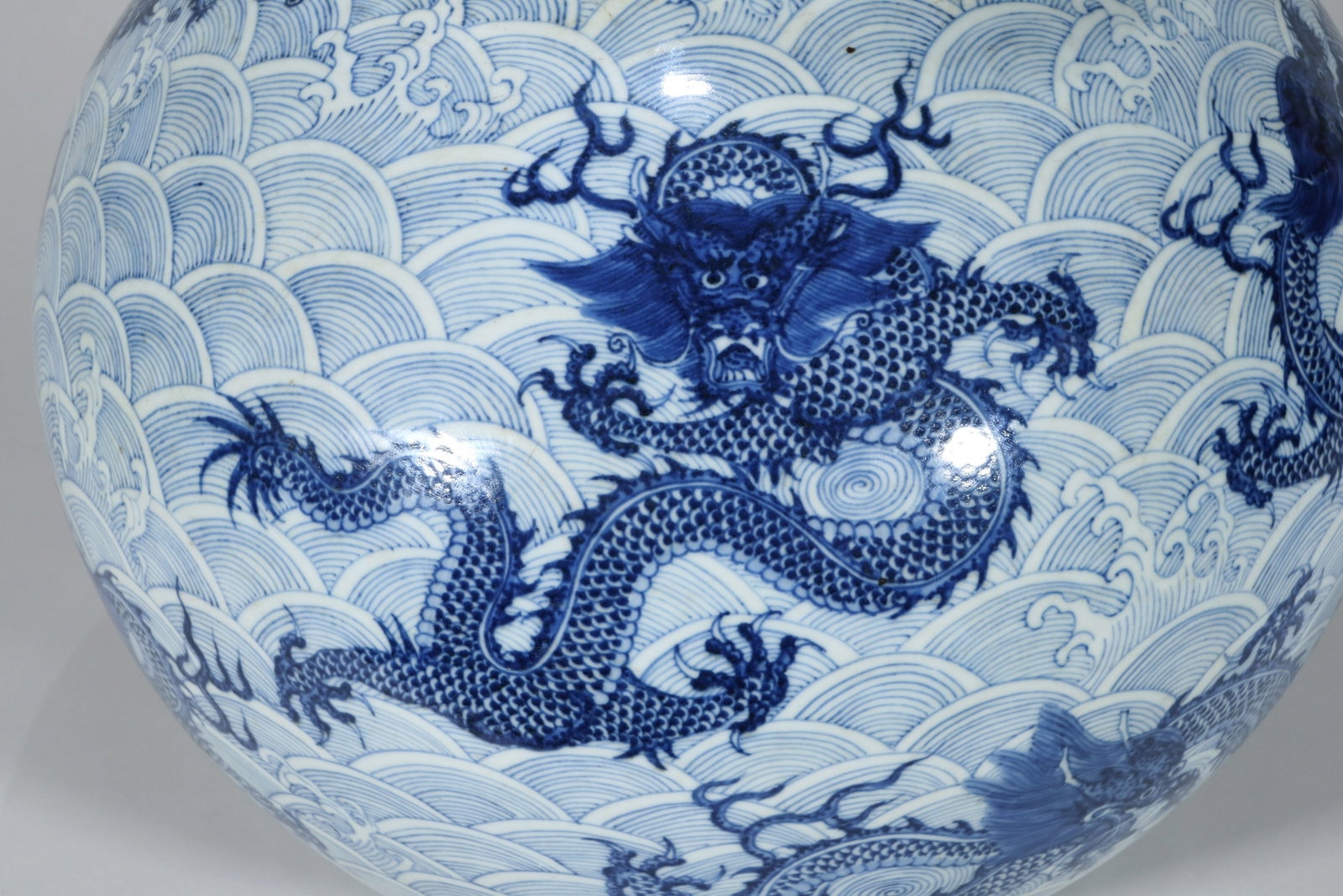 A BLUE AND WHITE VASE - 3
