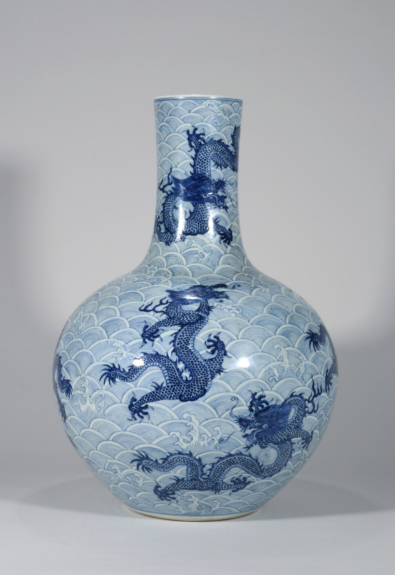 A BLUE AND WHITE VASE - 4