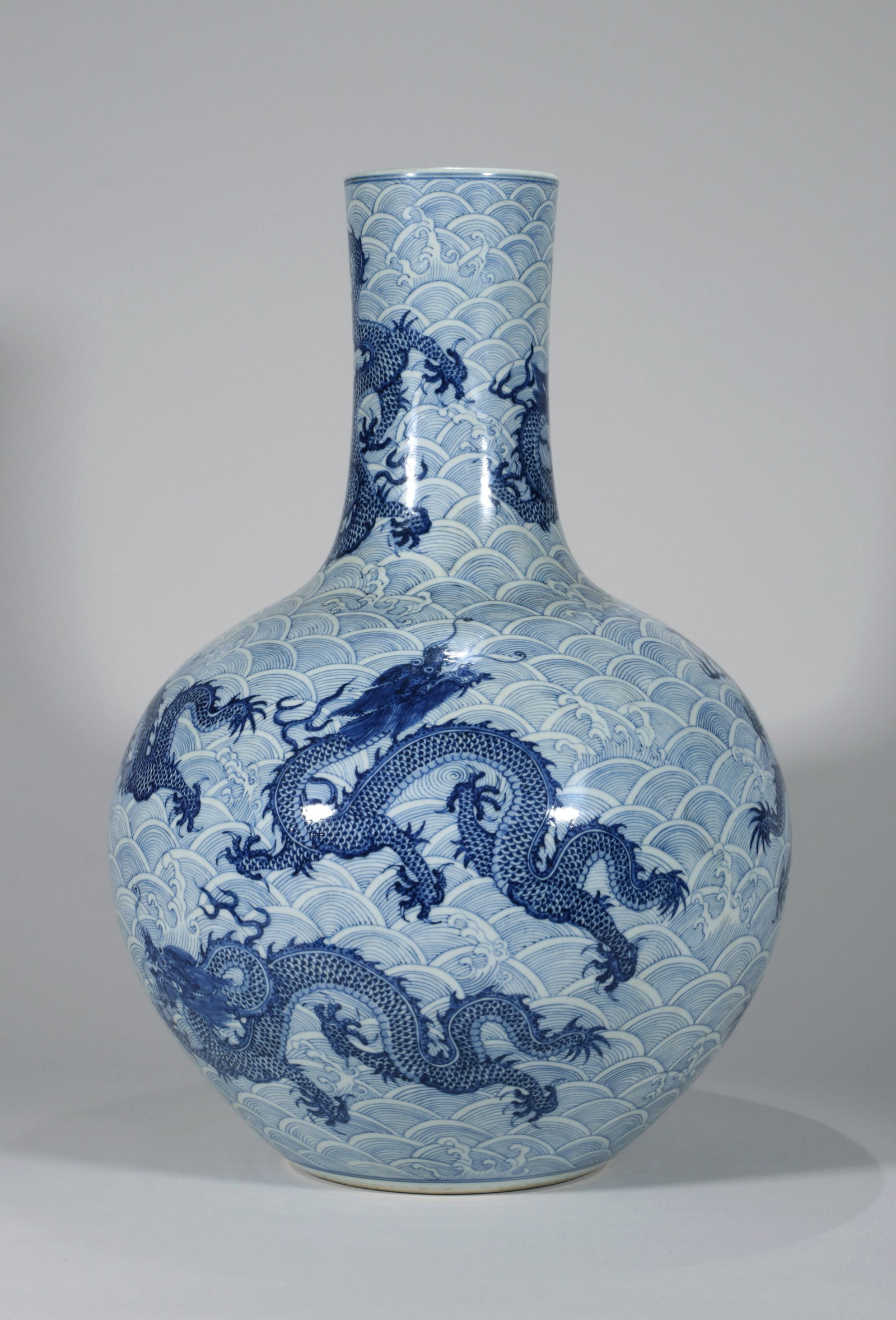 A BLUE AND WHITE VASE - 7