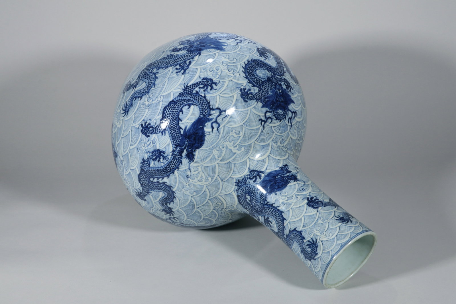 A BLUE AND WHITE VASE - 9