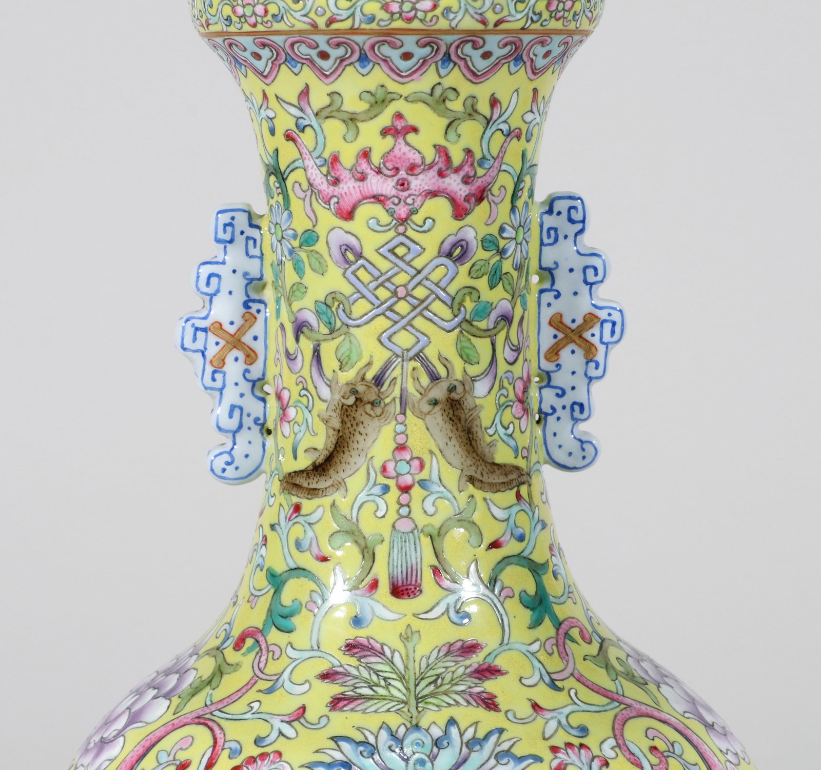 A YELLOW-GROUND FAMILLE-ROSE VASE - 3