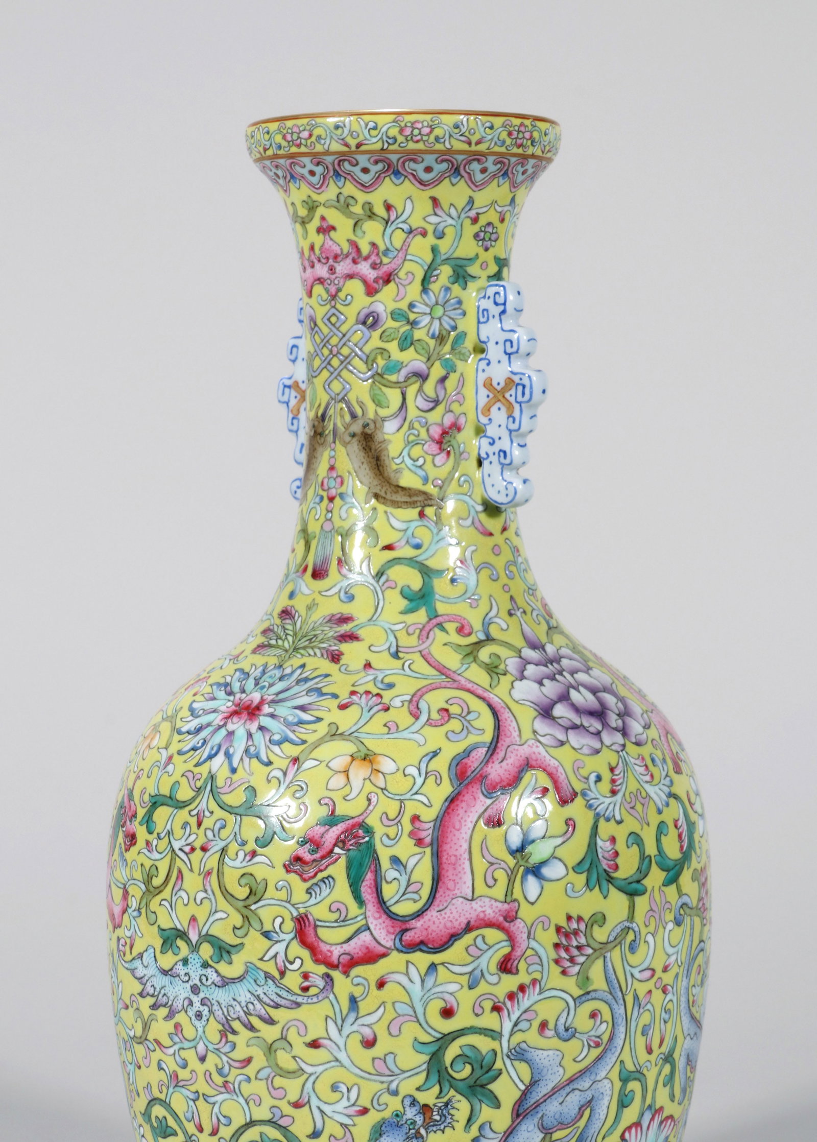 A YELLOW-GROUND FAMILLE-ROSE VASE - 4
