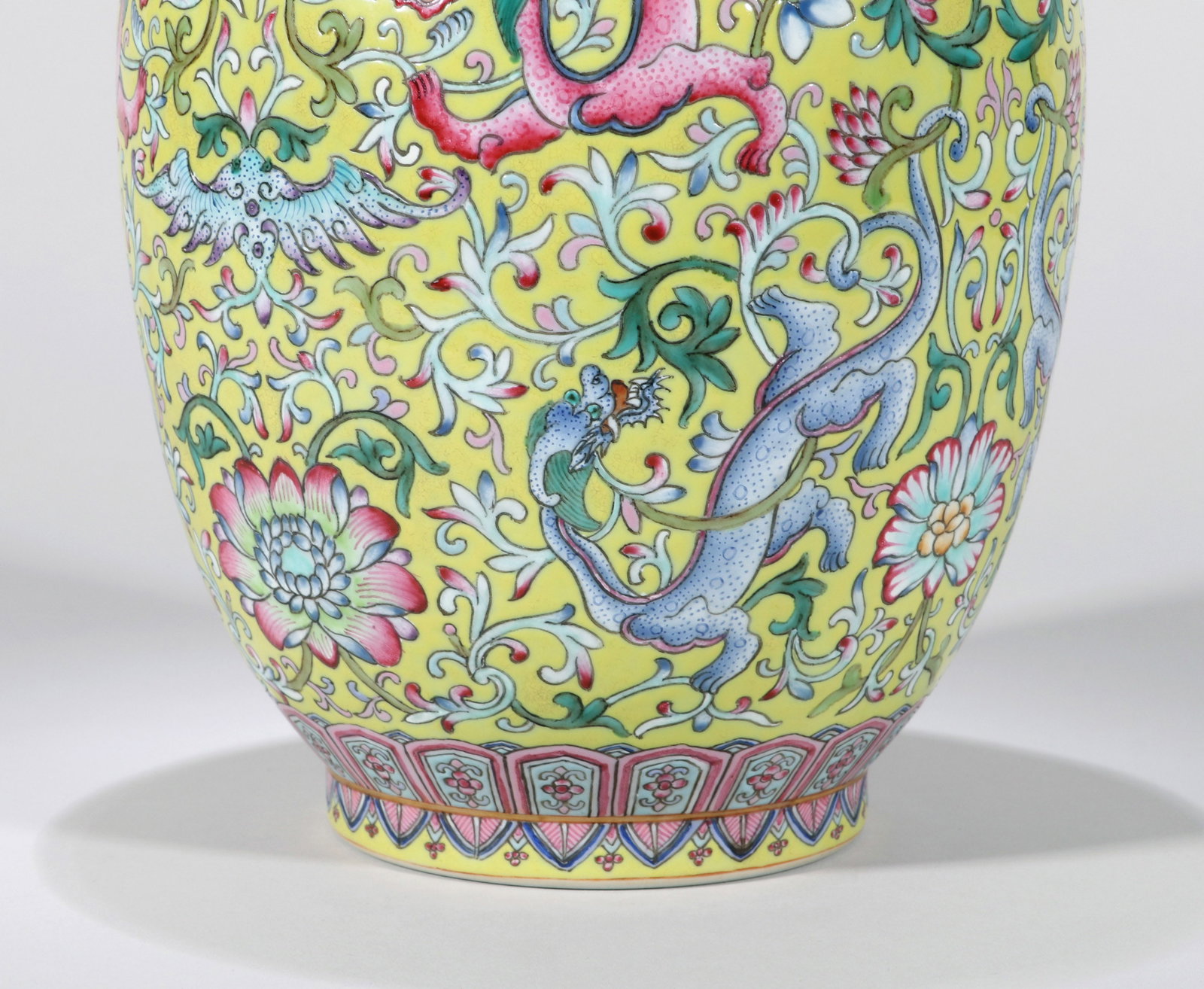 A YELLOW-GROUND FAMILLE-ROSE VASE - 5