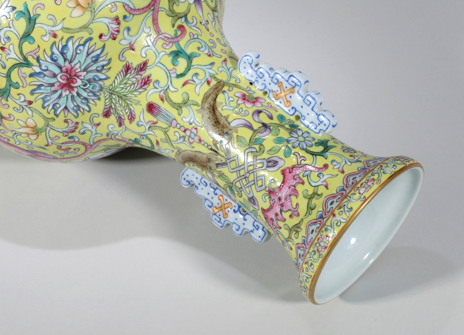 A YELLOW-GROUND FAMILLE-ROSE VASE - 6