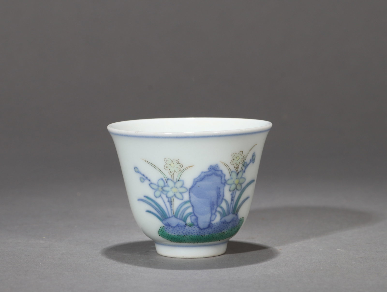 A BLUE AND WHITE AND FAMILLE-ROSE CUP - 2