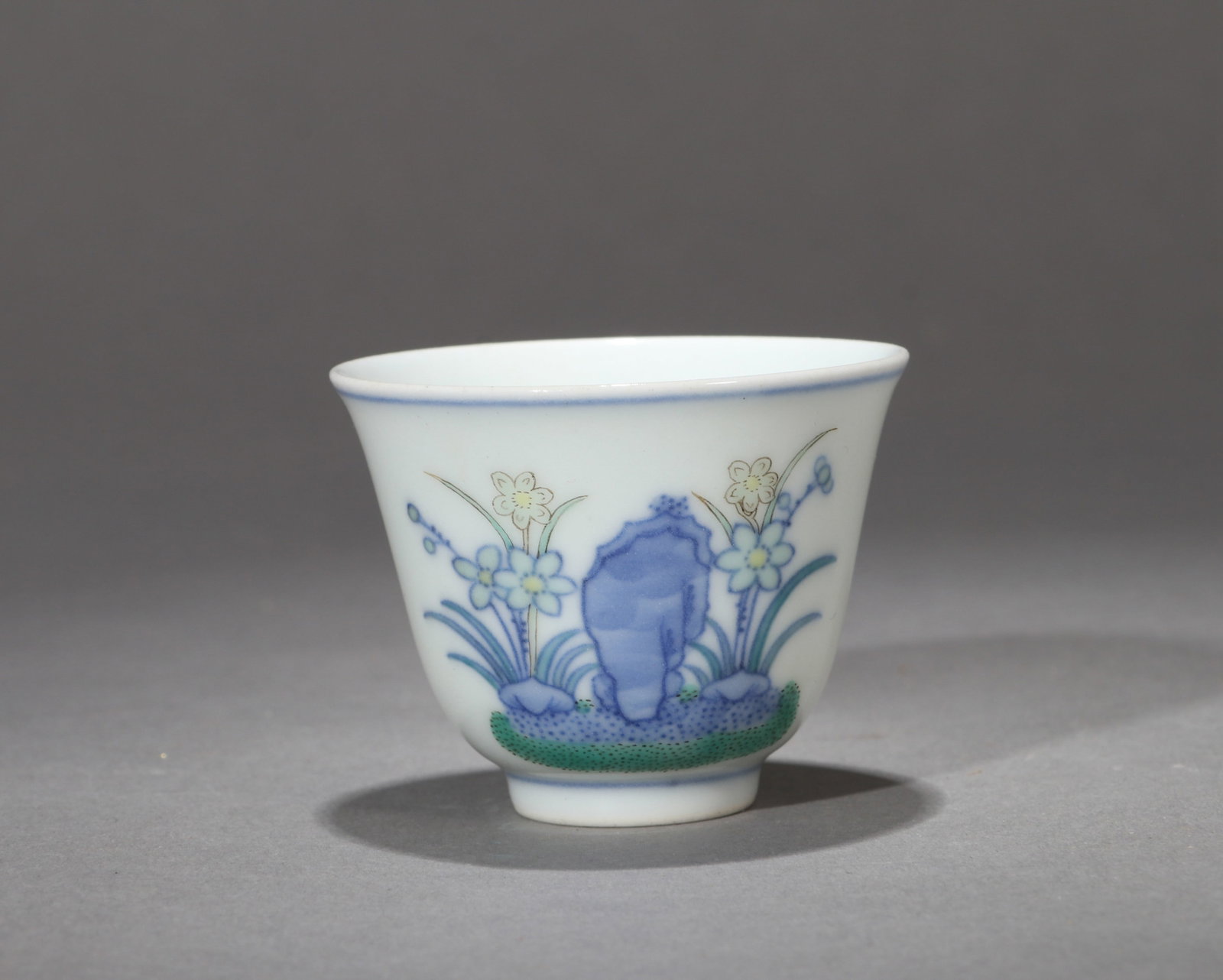 A BLUE AND WHITE AND FAMILLE-ROSE CUP - 3