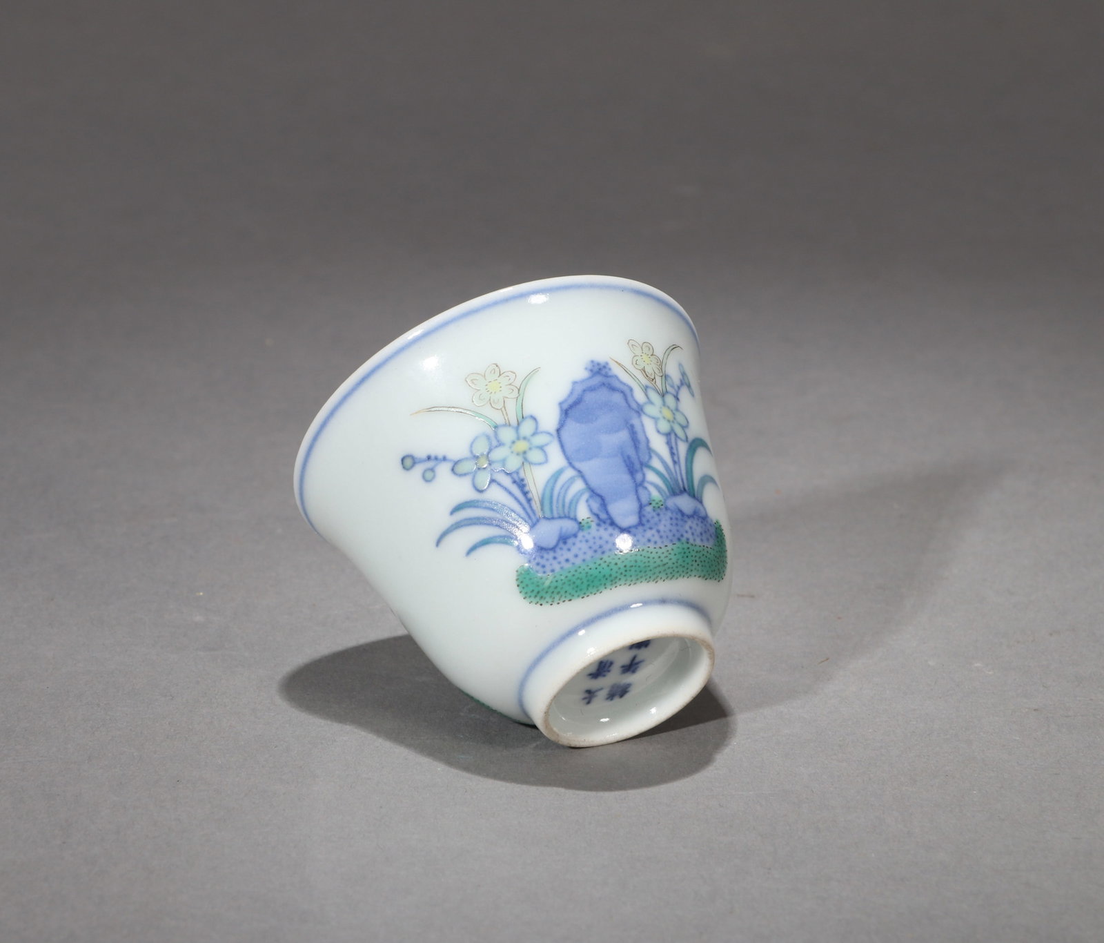 A BLUE AND WHITE AND FAMILLE-ROSE CUP - 4
