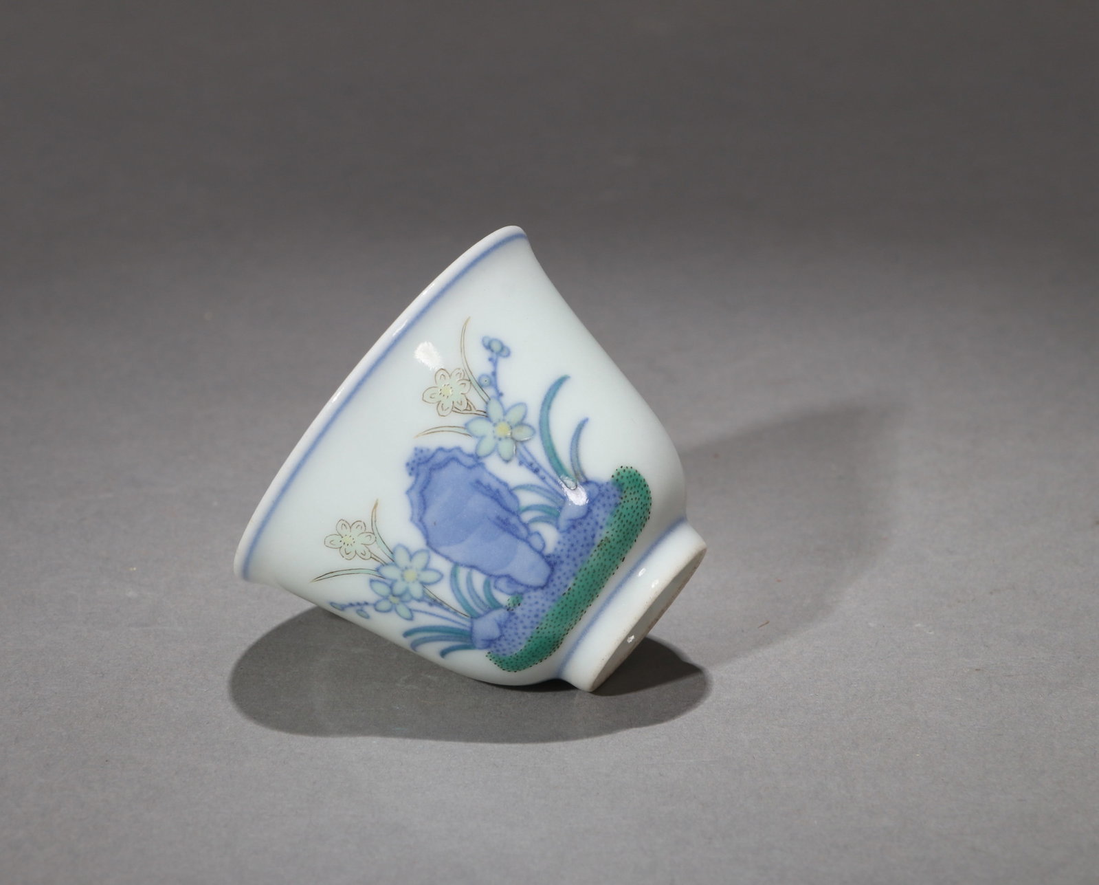 A BLUE AND WHITE AND FAMILLE-ROSE CUP - 5