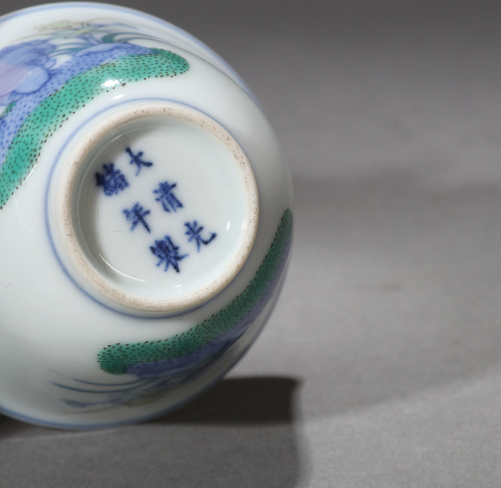 A BLUE AND WHITE AND FAMILLE-ROSE CUP - 6