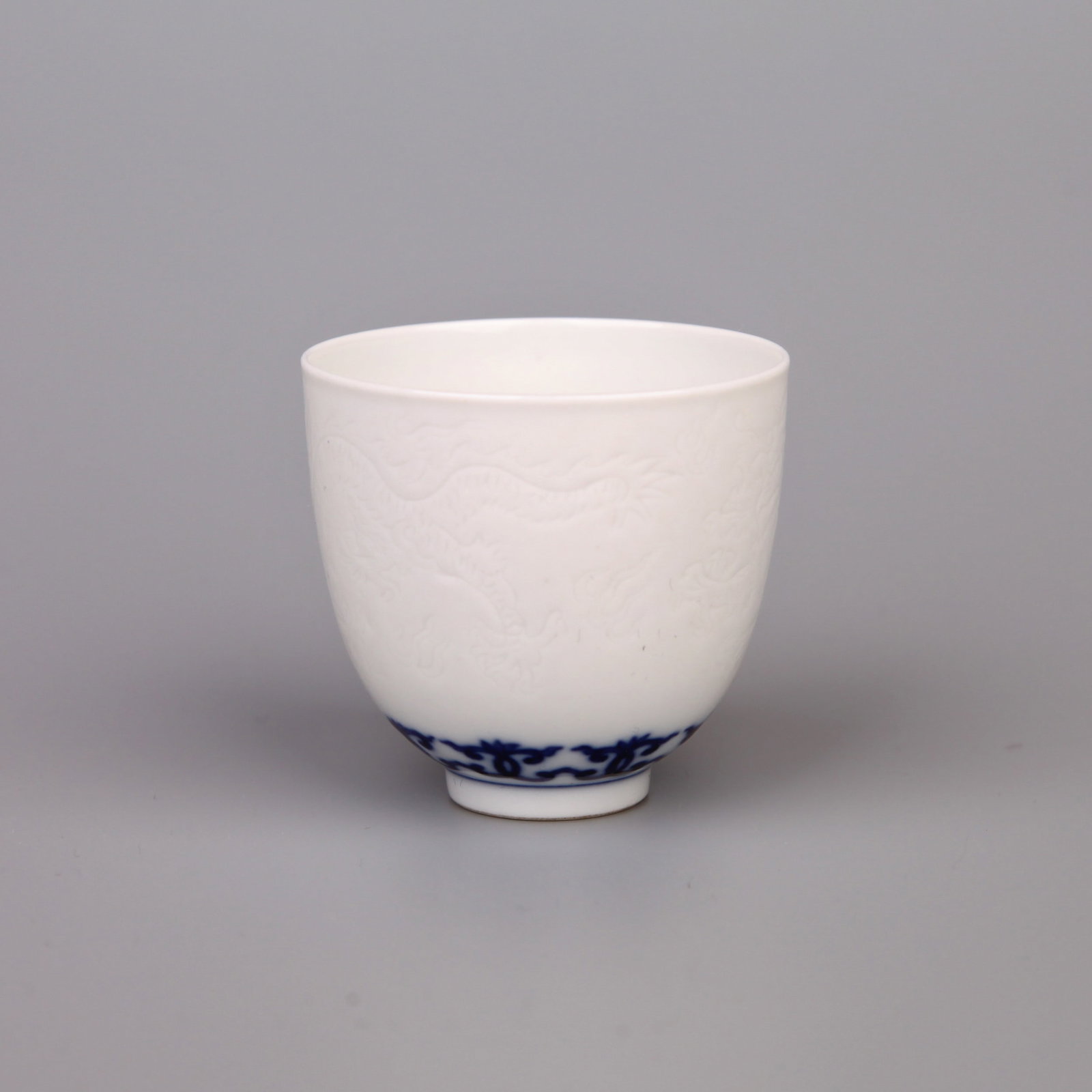 A BLUE AND WHITE 'DRAGON' CUP (1 of 6)