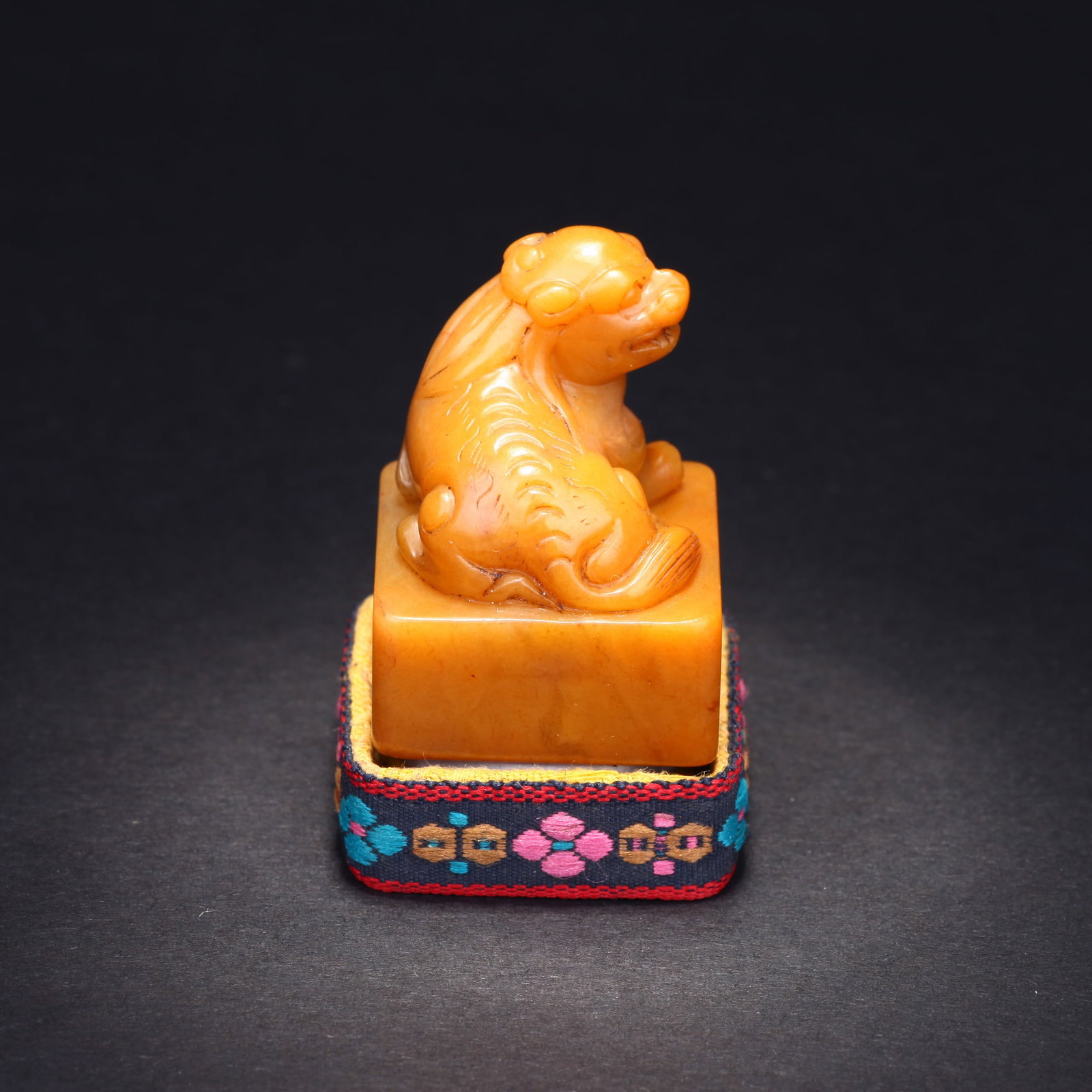 A STONE LION SEAL - 6