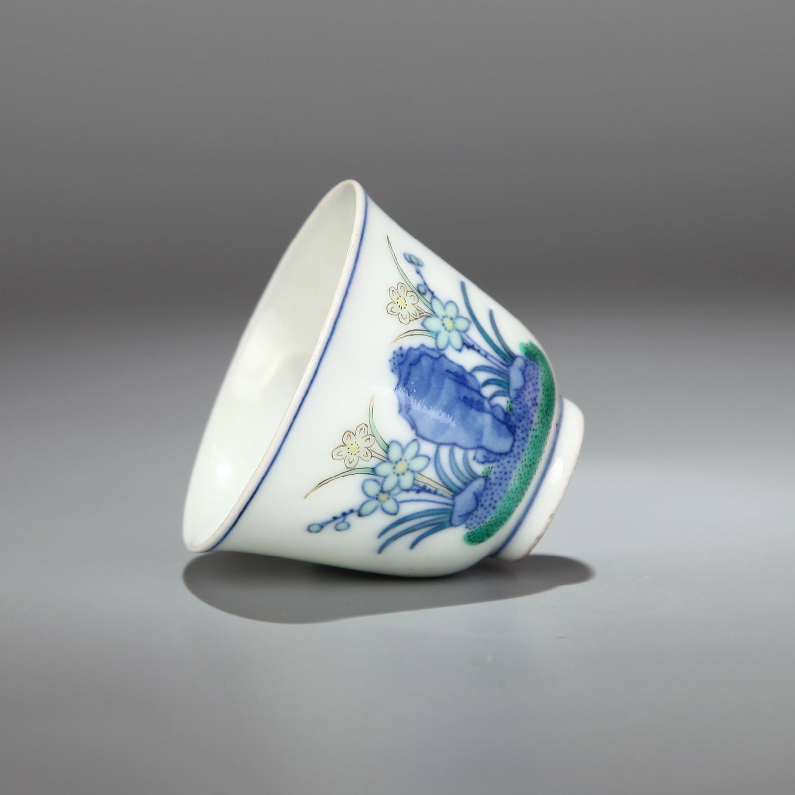 A BLUE AND WHITE AND WUCAI 'ORCHID' CUP - 2