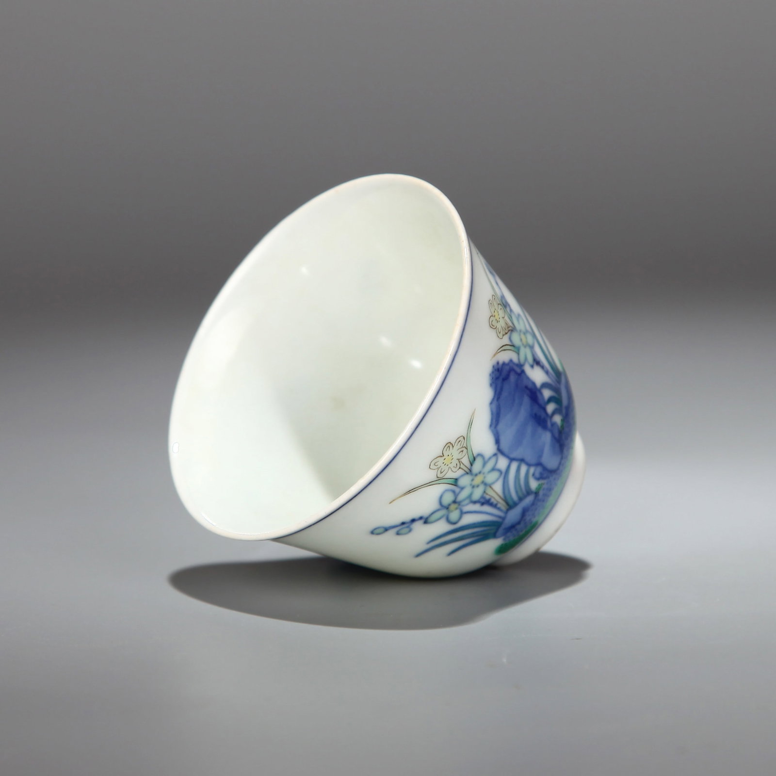 A BLUE AND WHITE AND WUCAI 'ORCHID' CUP - 3