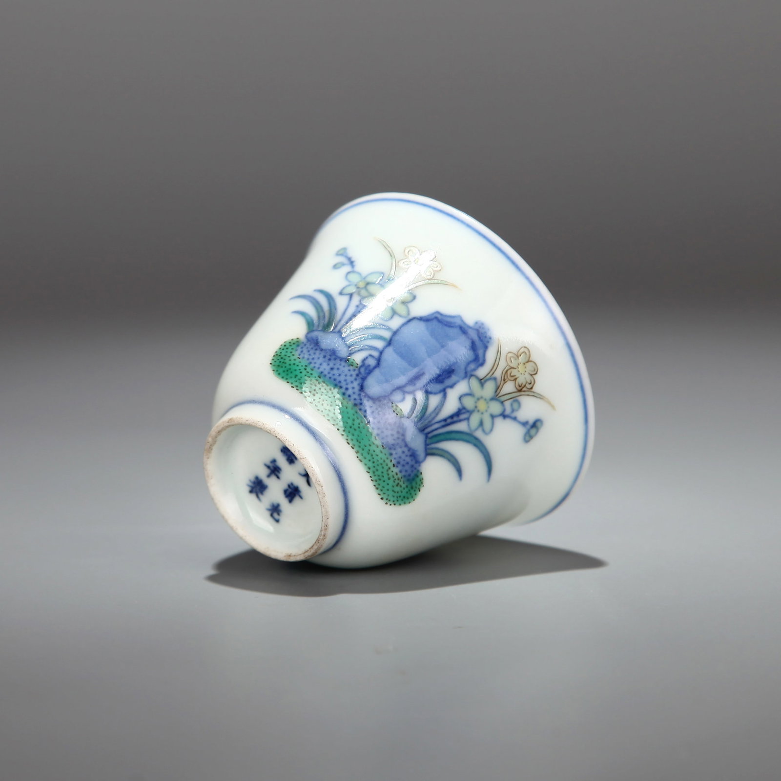 A BLUE AND WHITE AND WUCAI 'ORCHID' CUP - 4