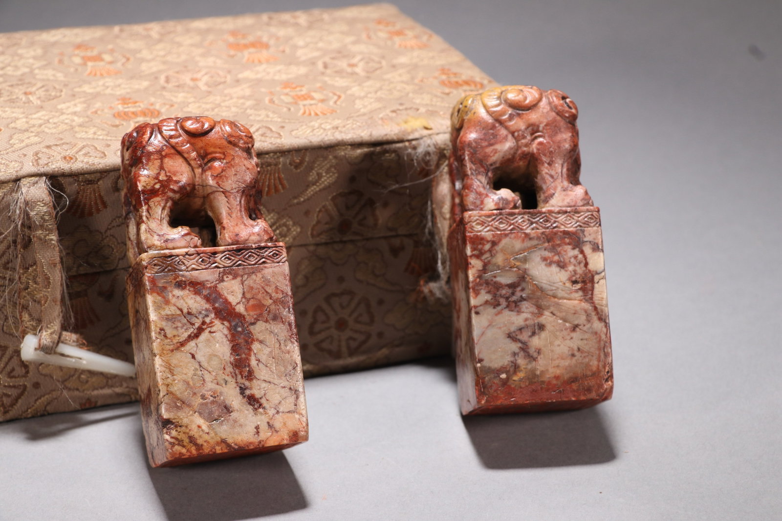 A PAIR OF SHOUSHAN STONE SEALS - 4
