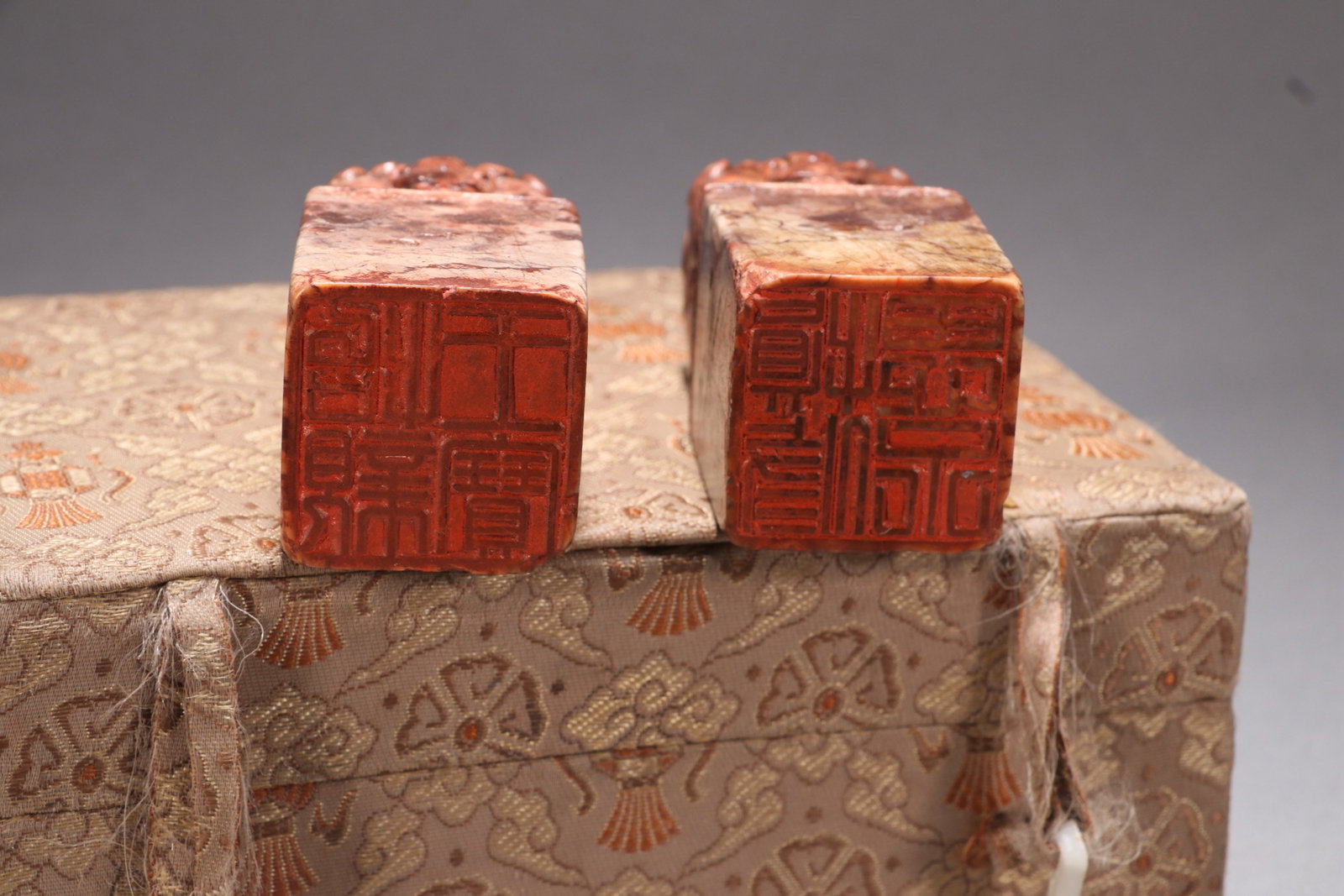 A PAIR OF SHOUSHAN STONE SEALS - 5
