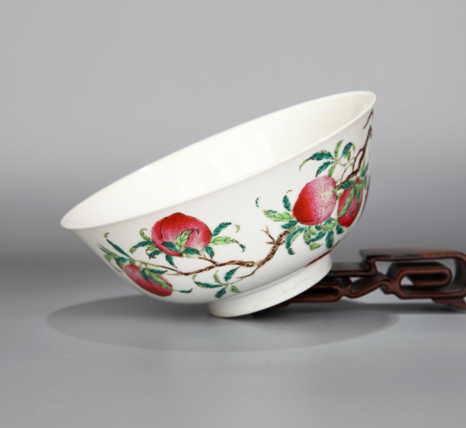 A LARGE FAMILLE-ROSE 'PEACHES' BOWL - 4