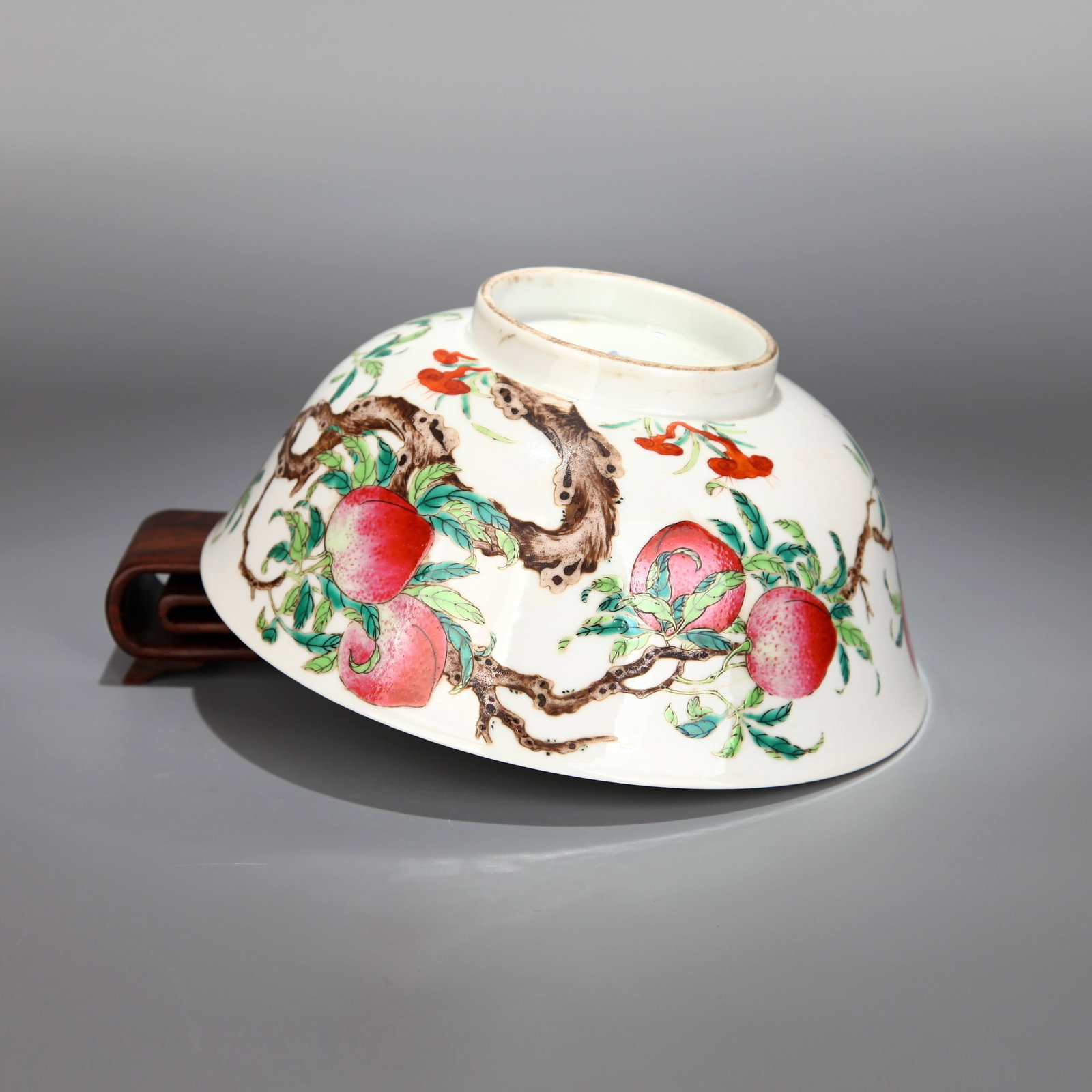A LARGE FAMILLE-ROSE 'PEACHES' BOWL - 7