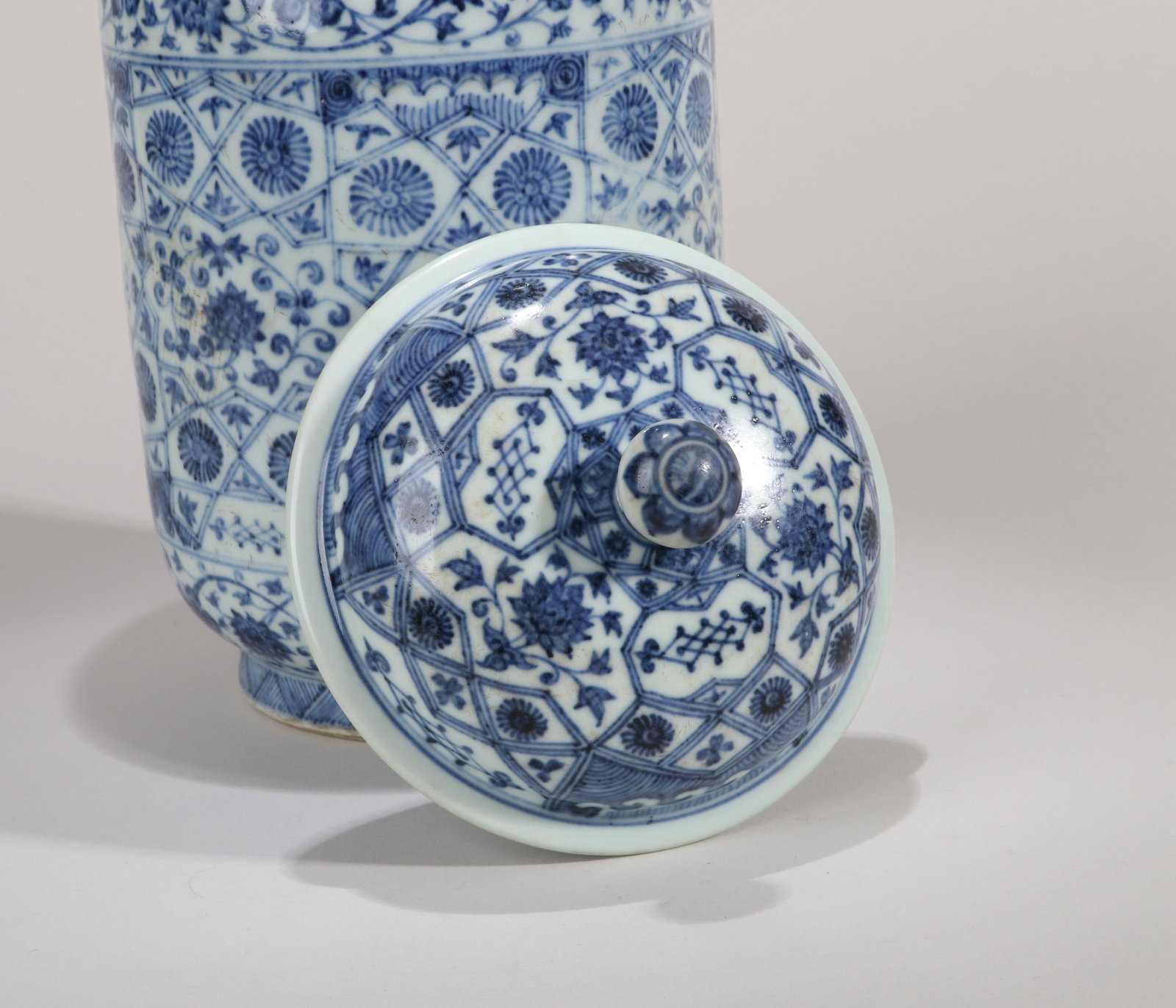 A BLUE AND WHITE 'FLORAL' JAR - 2