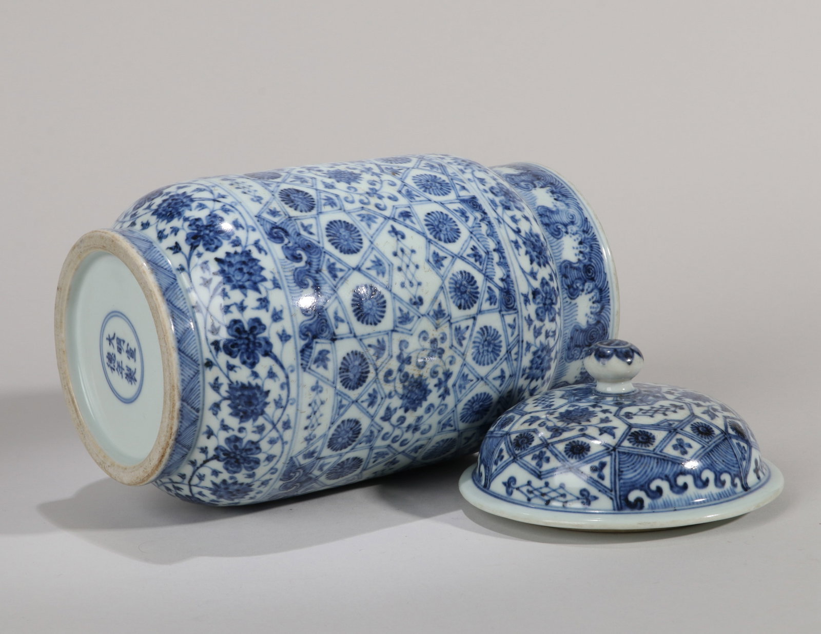 A BLUE AND WHITE 'FLORAL' JAR - 3