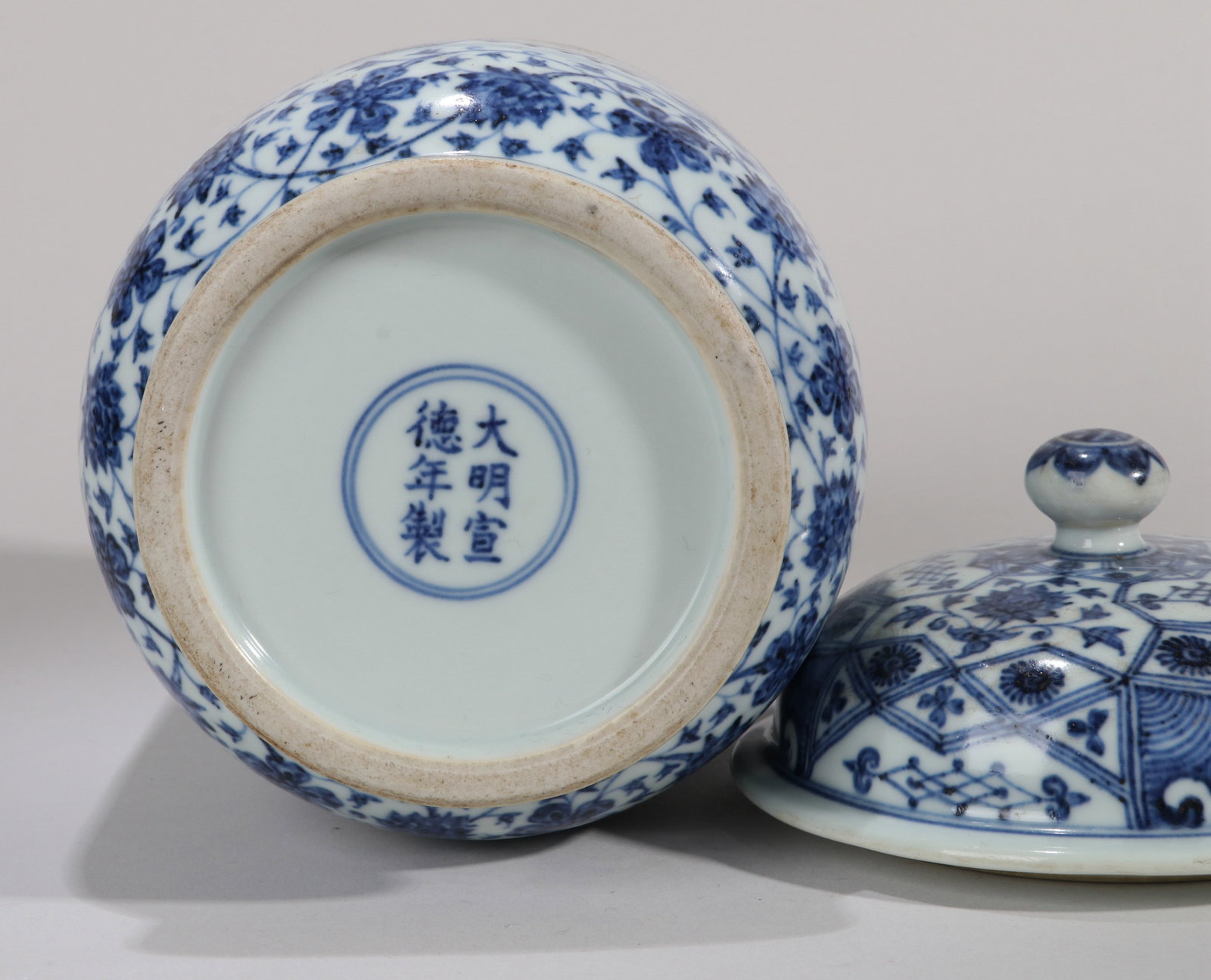 A BLUE AND WHITE 'FLORAL' JAR - 4