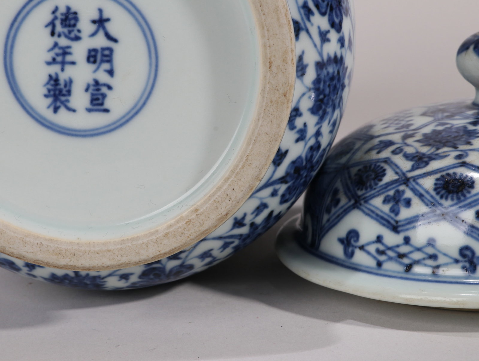 A BLUE AND WHITE 'FLORAL' JAR - 5
