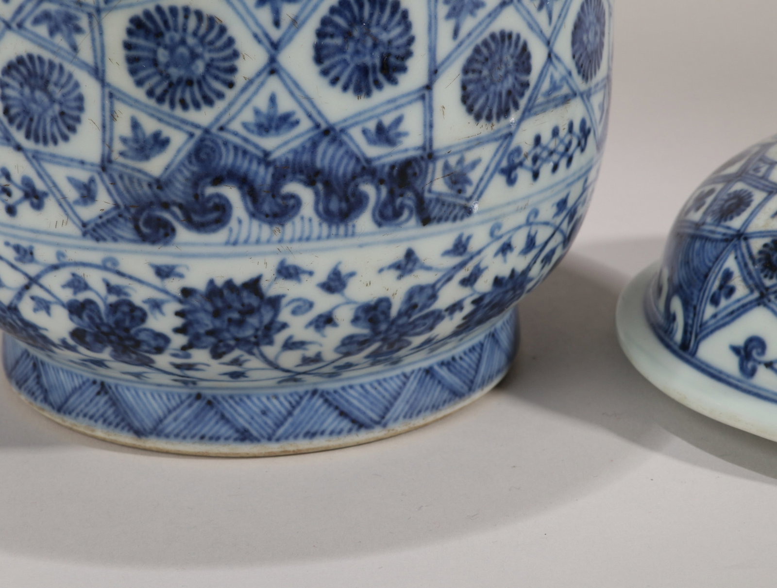 A BLUE AND WHITE 'FLORAL' JAR - 6