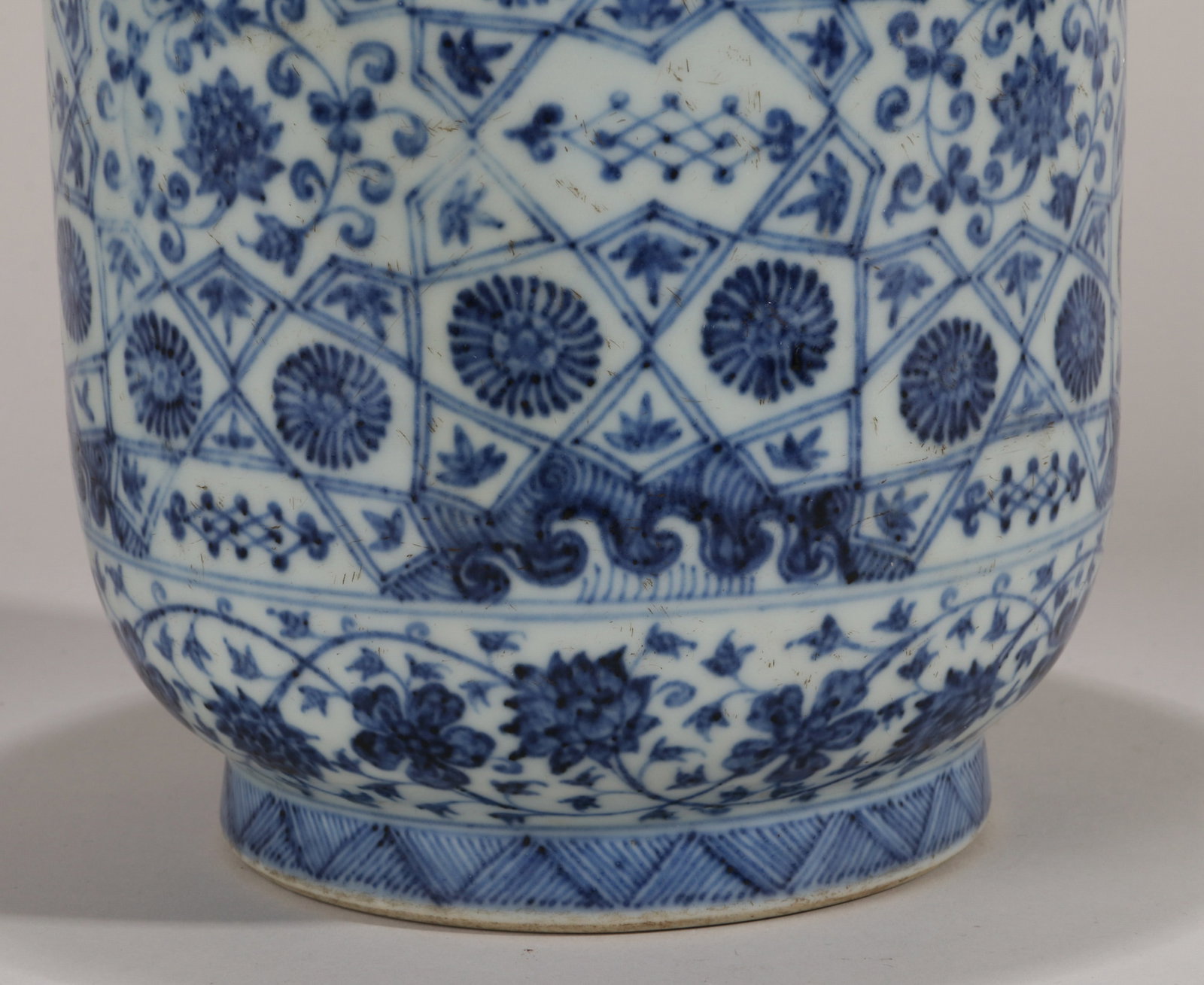 A BLUE AND WHITE 'FLORAL' JAR - 9