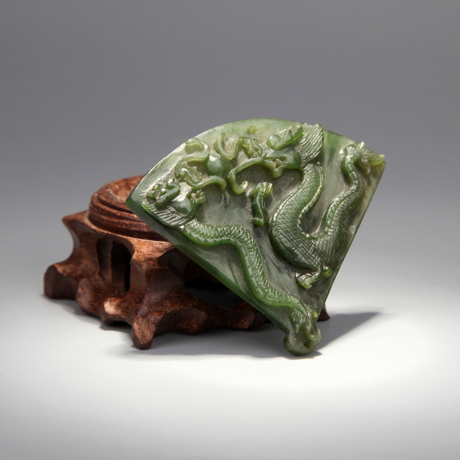 A SPINACH JADE 'DRAGON' FAN-SHAPED PENDANT - 2